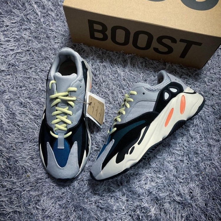 Adidas Yeezy Boost 700 Wave Runner Solid Grey 2021/2022 착용 스타일