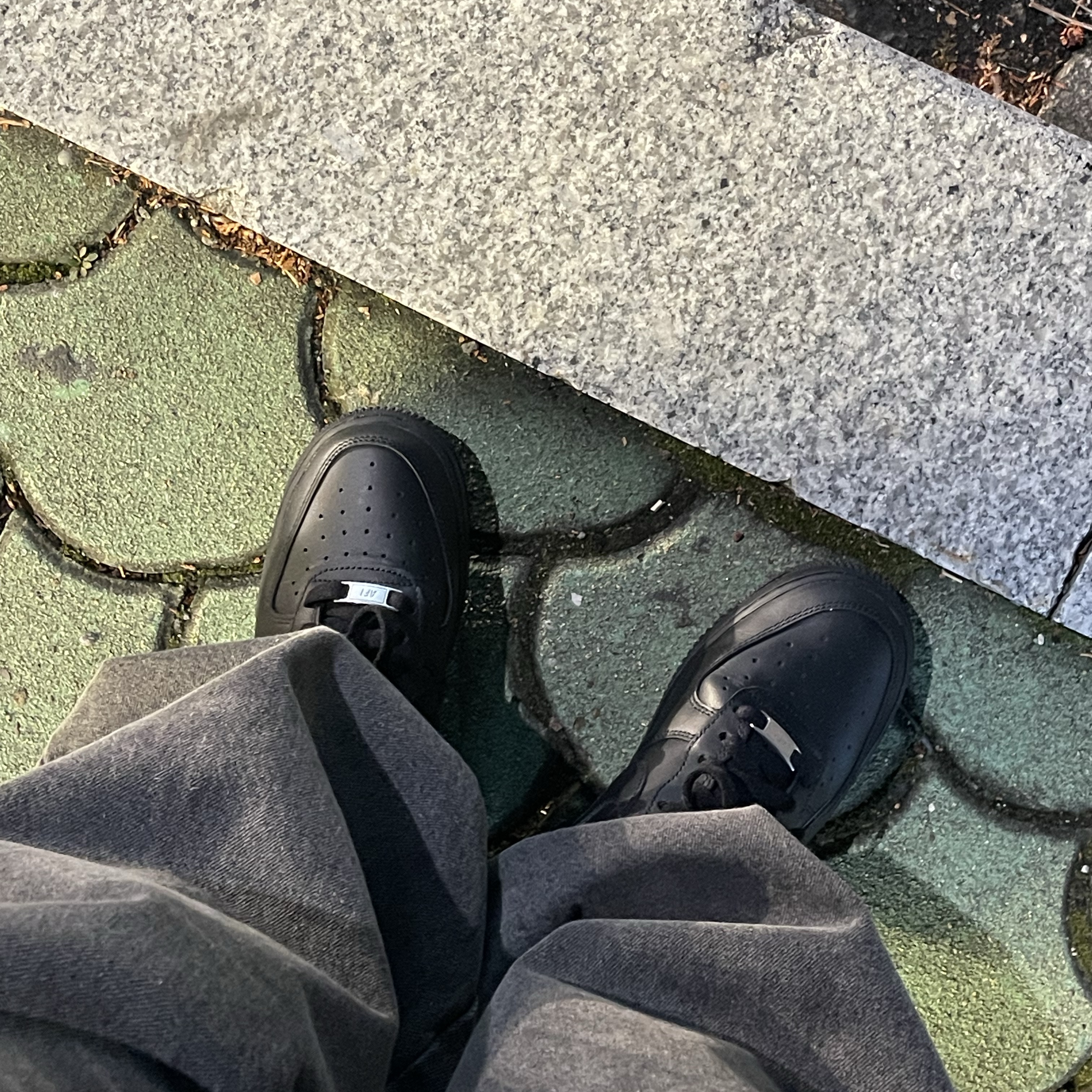 Nike Air Force 1 '07 Low Triple Black 착용 스타일
