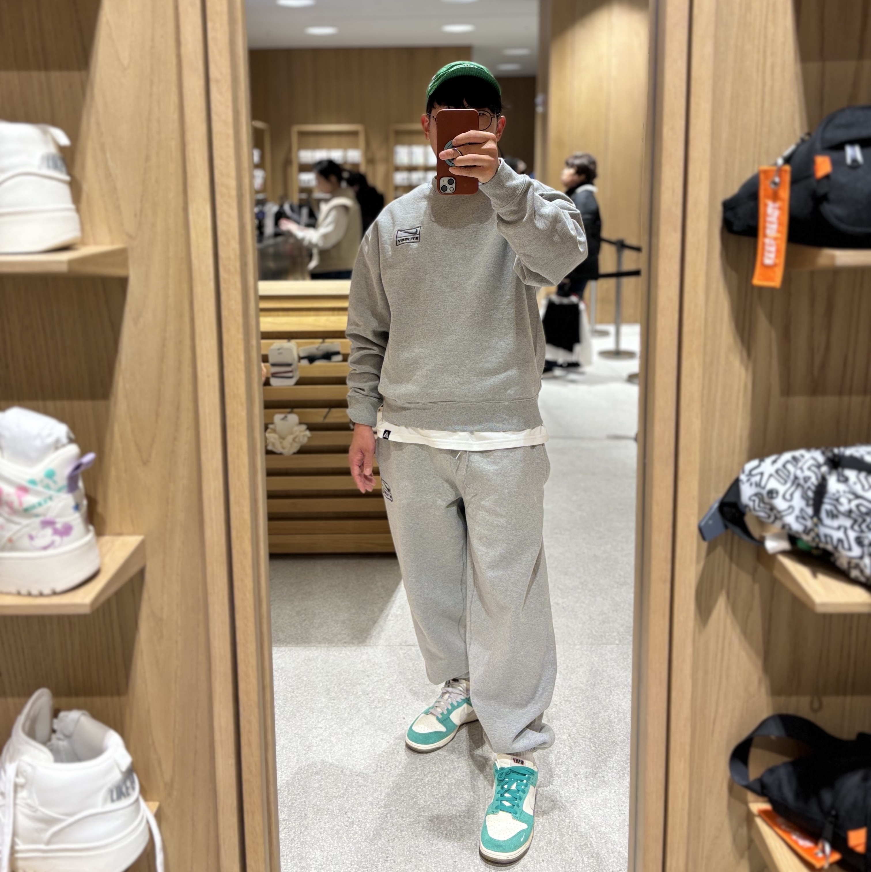 Nike x Stussy NRG Fleece Crewneck Dark Grey Heather (DO9337-063), Nike x Stussy NRG Fleece Pants Dark Grey Heather (DO9340-063) 착용 스타일 - 4