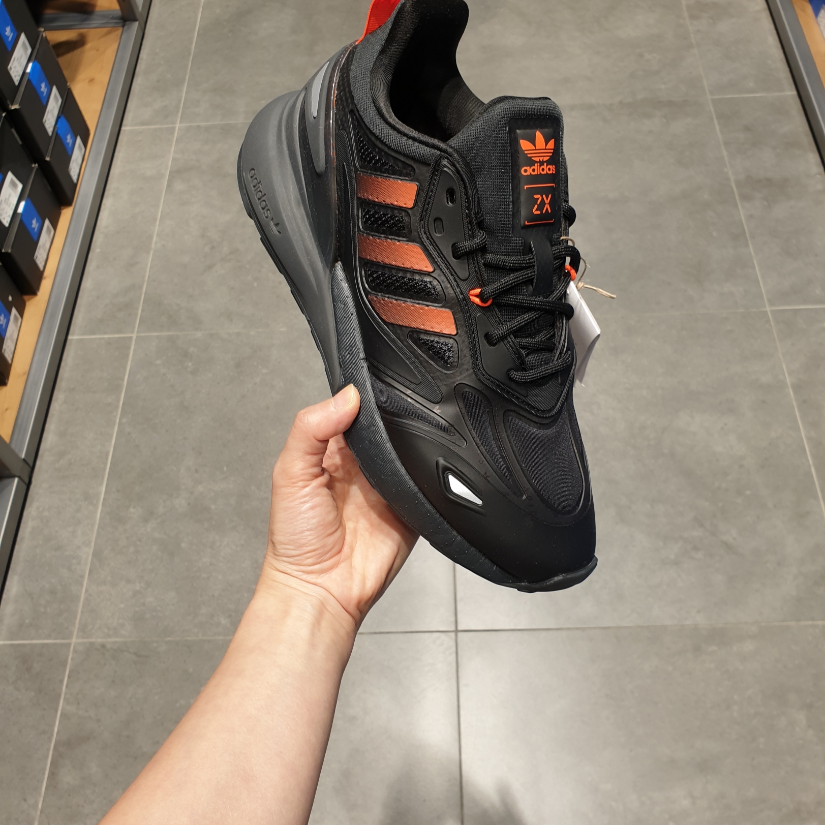 Adidas ZX 2K Boost 2.0 Core Black Solar Red 착용 스타일 - 1