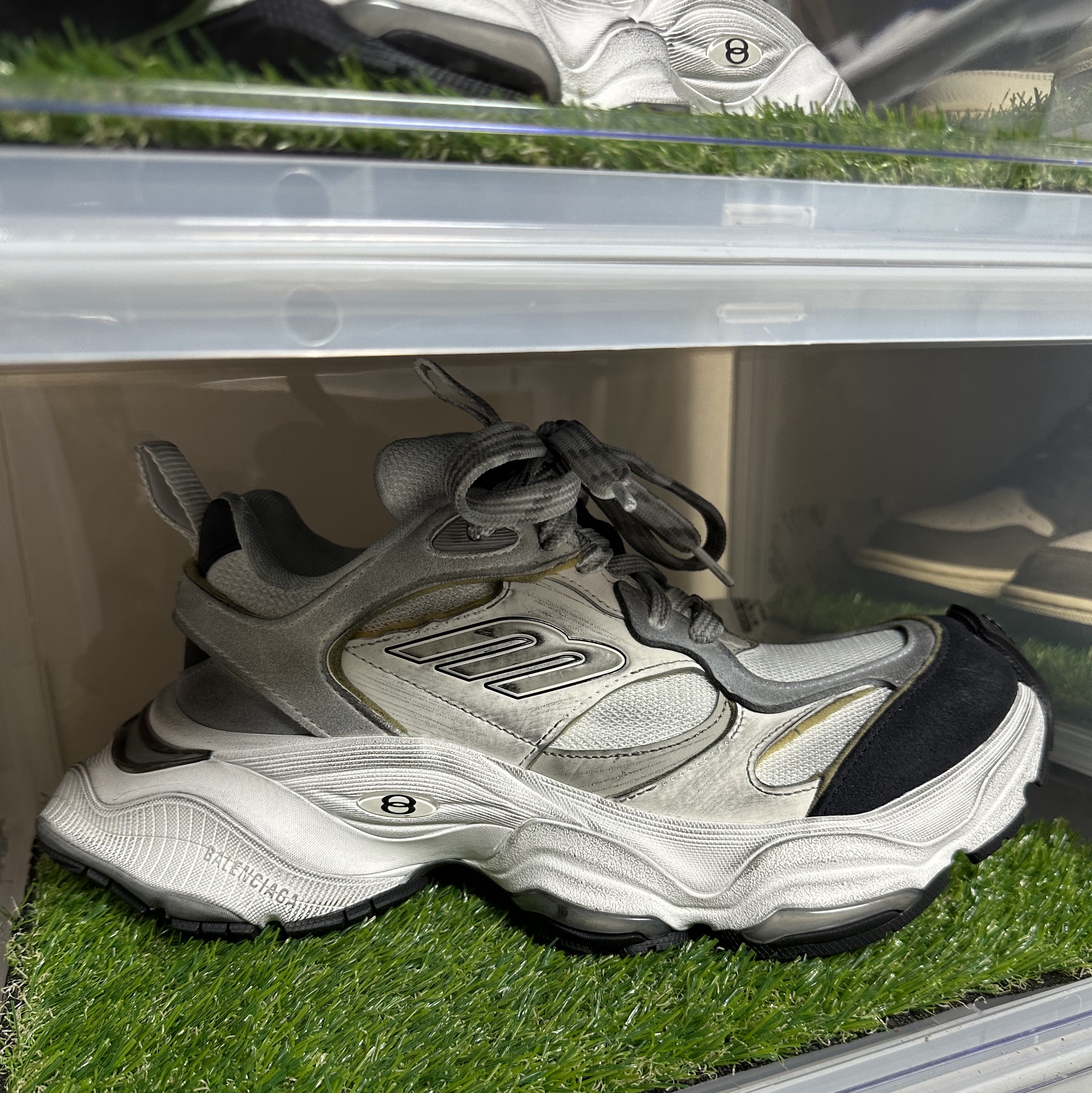 Balenciaga Cargo Sneakers White Grey, Balenciaga Denim Size Sticker Baggy Pants in Blue 착용 스타일 - 1