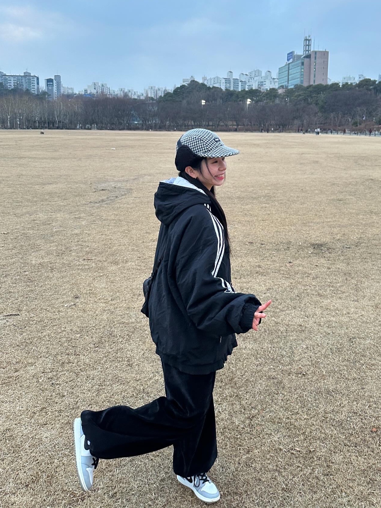 Palace Reverso Earflap 4-Panel Houndstooth White - 23FW, (GS) Jordan 1 Mid Light Smoke Grey 착용 스타일 - 3