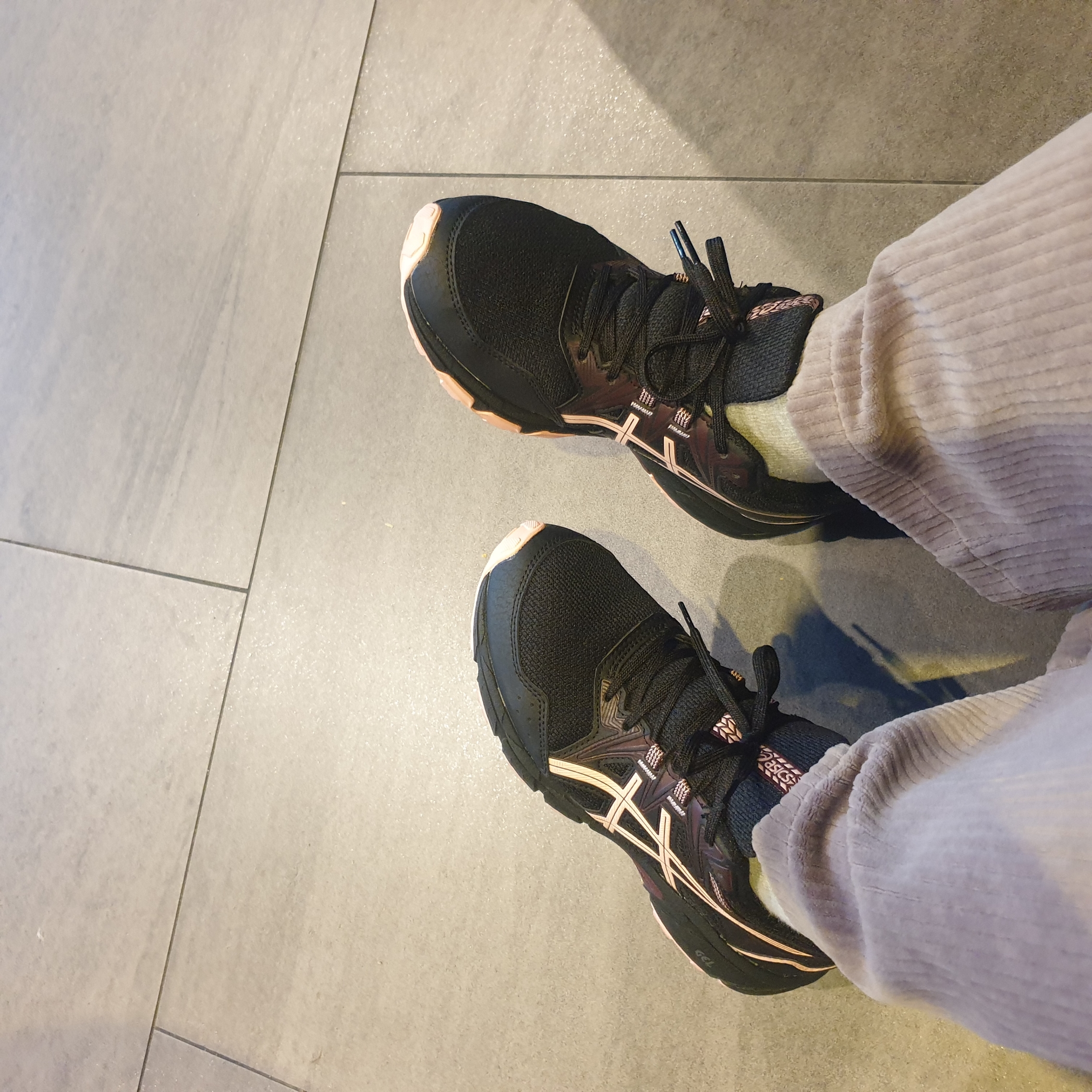 (W) Asics Gel-Venture 8 Black Frosted Rose 착용 스타일 - 2