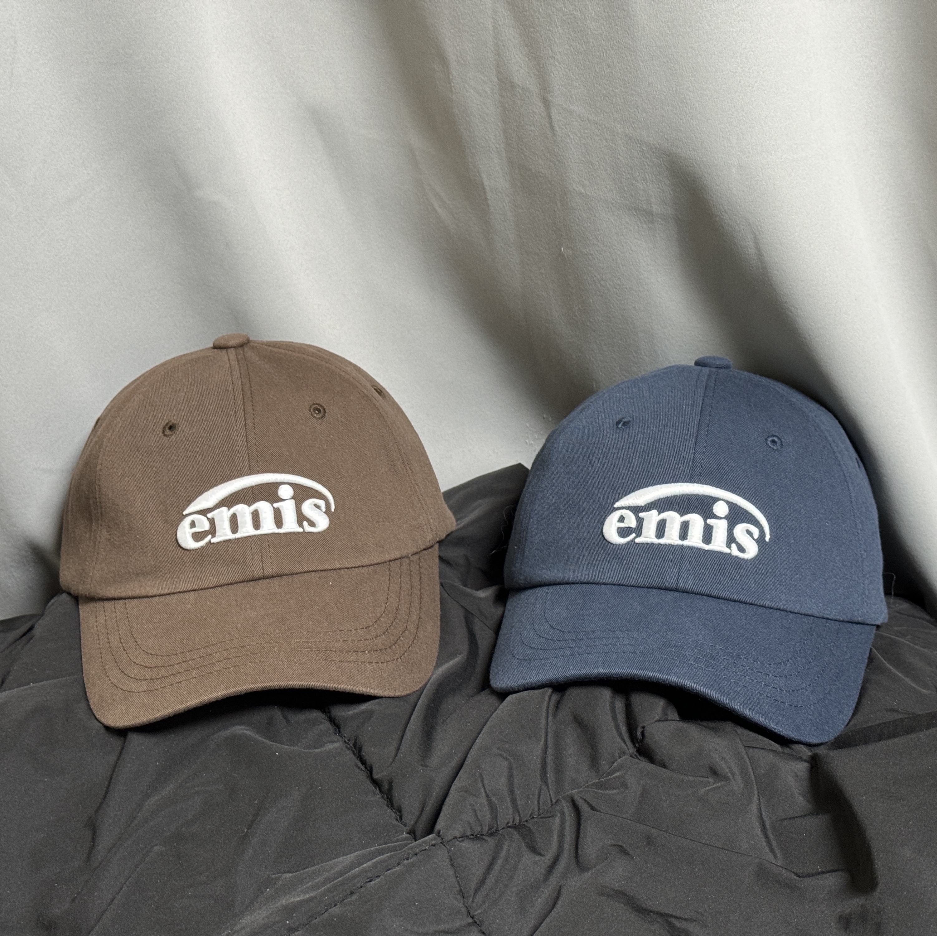 Emis New Logo Emis Cap Brown 착용 스타일 - 3