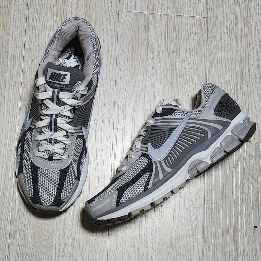Nike Zoom Vomero 5 PRM Light Iron Ore and Flat Fewter 착용 스타일