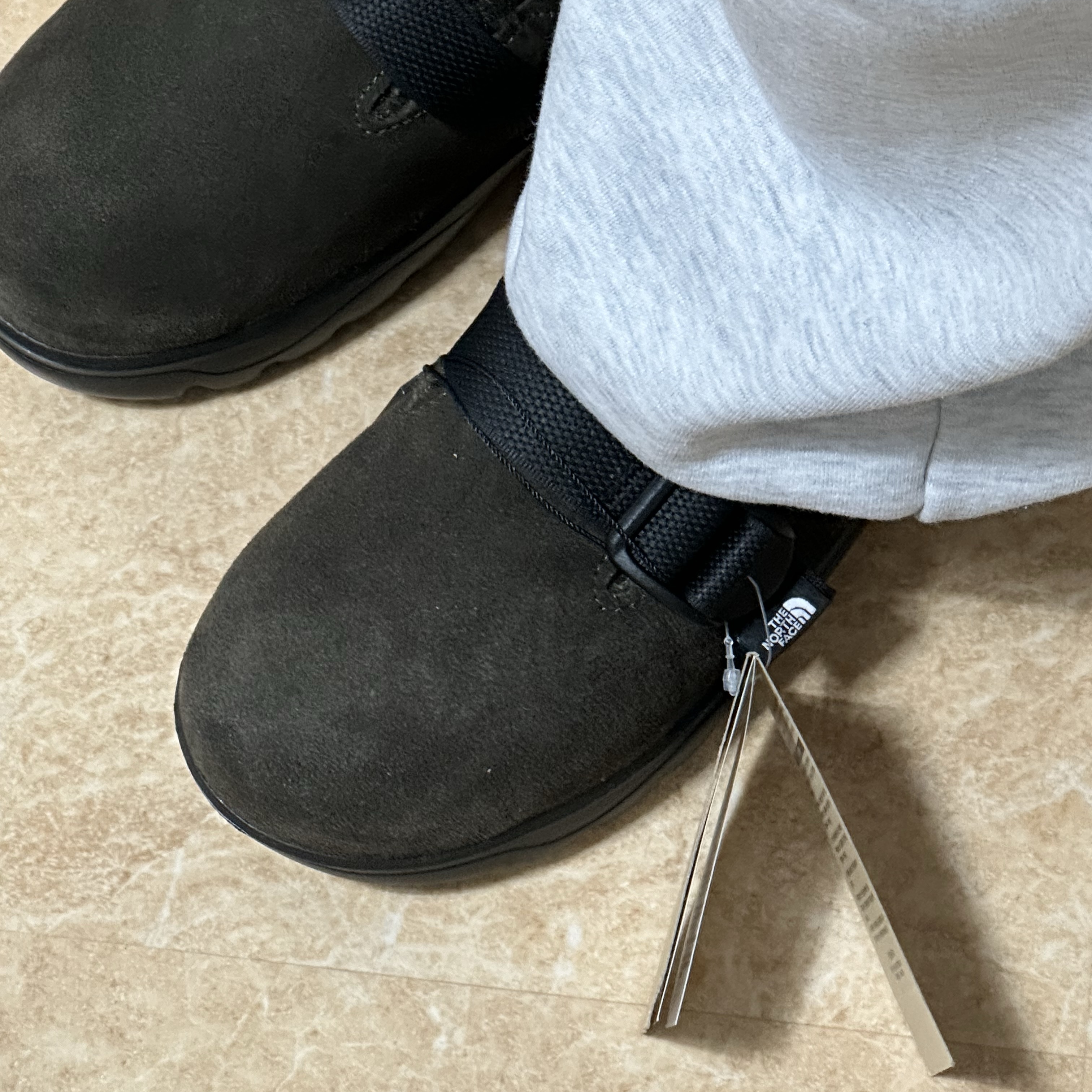 The North Face Buckle Mule Dark Brown 착용 스타일 - 4
