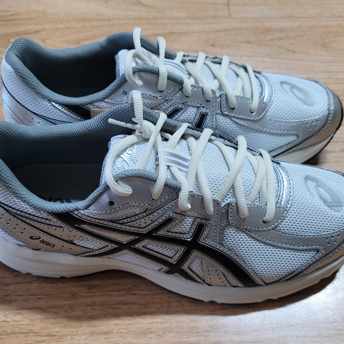 Asics Jog 100 S White Black - 2E Wide 착용 스타일 - 3