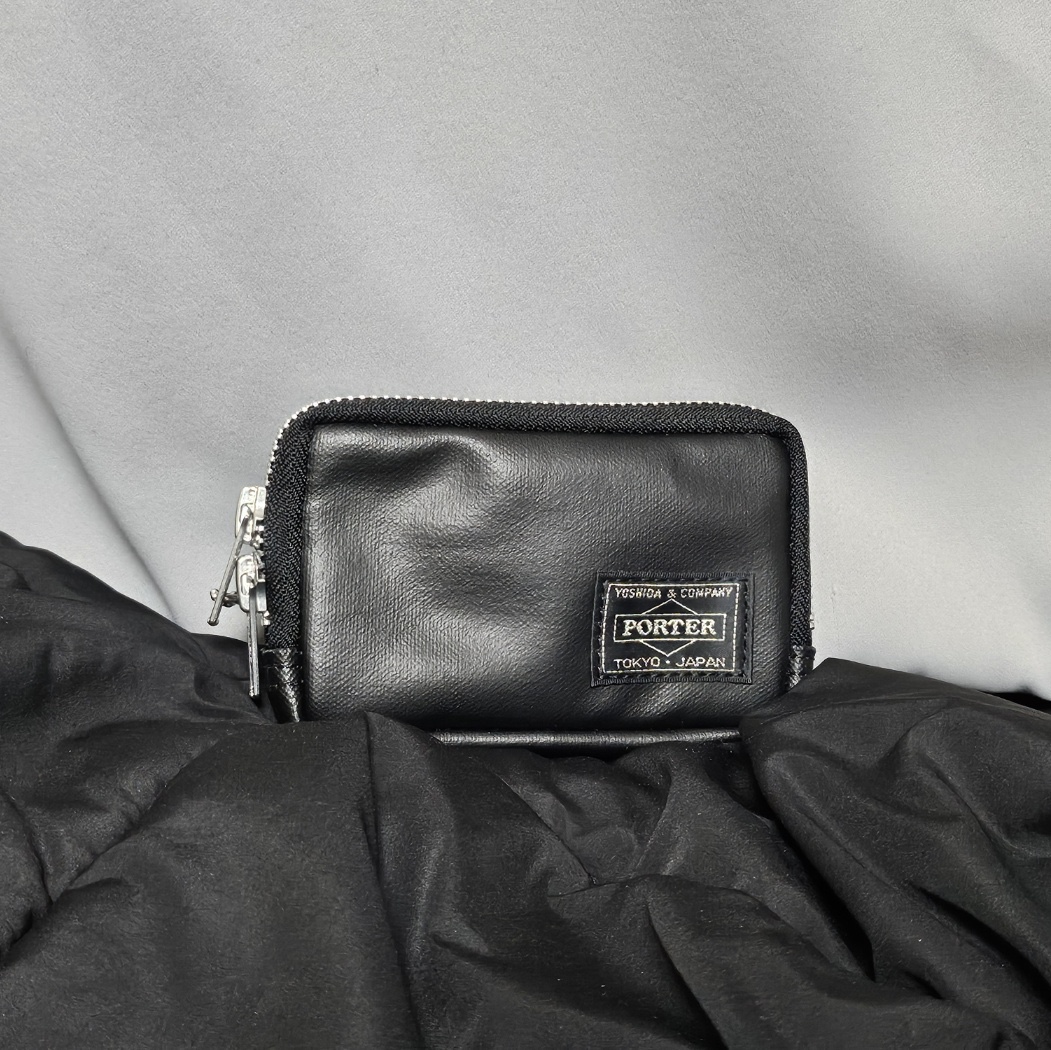 Porter Freestyle Multi Coin Case Black 착용 스타일