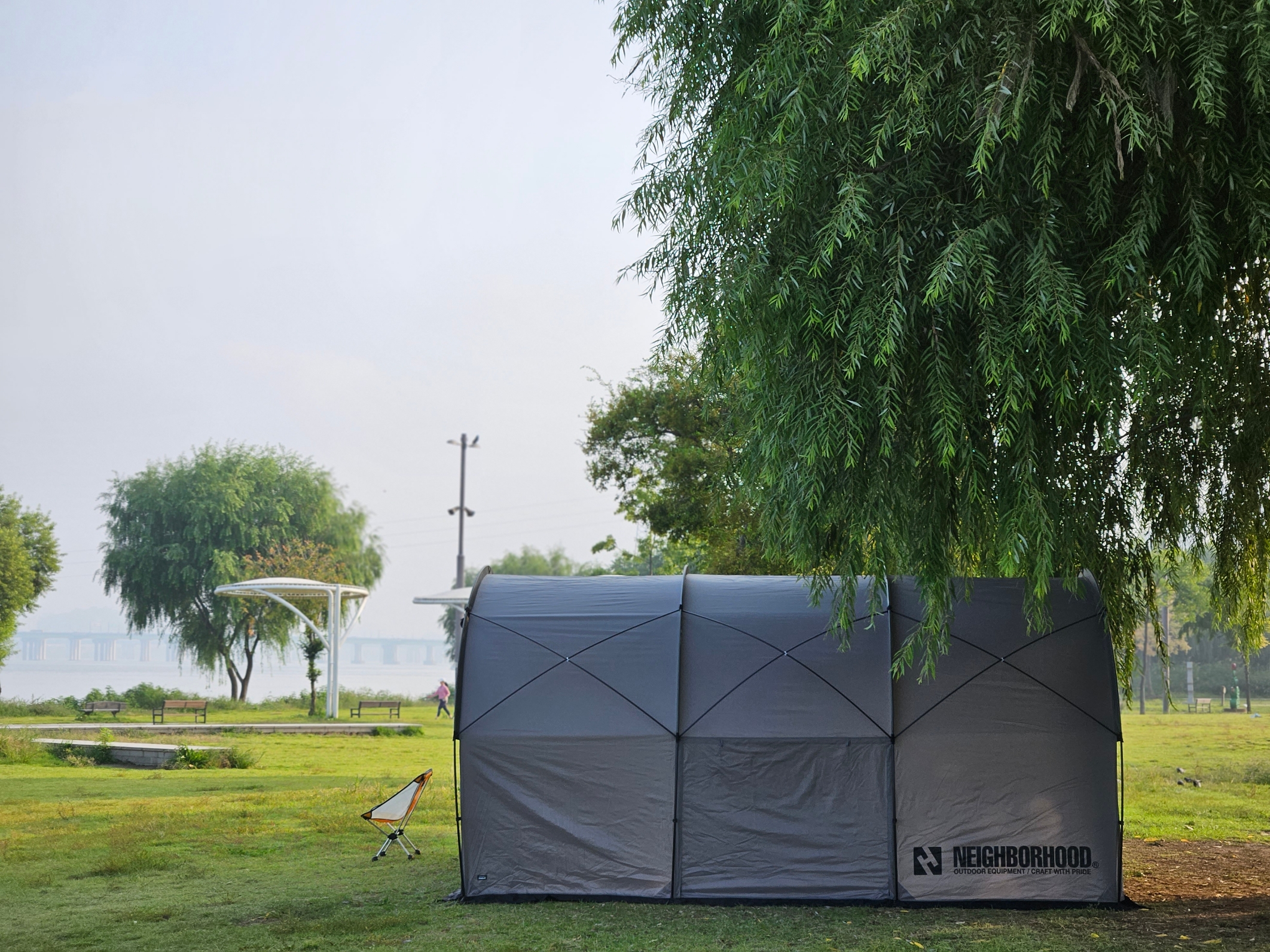 Helinox x Neighborhood Field Tunnel 4.35 Hangar Gray 착용 스타일 - 4