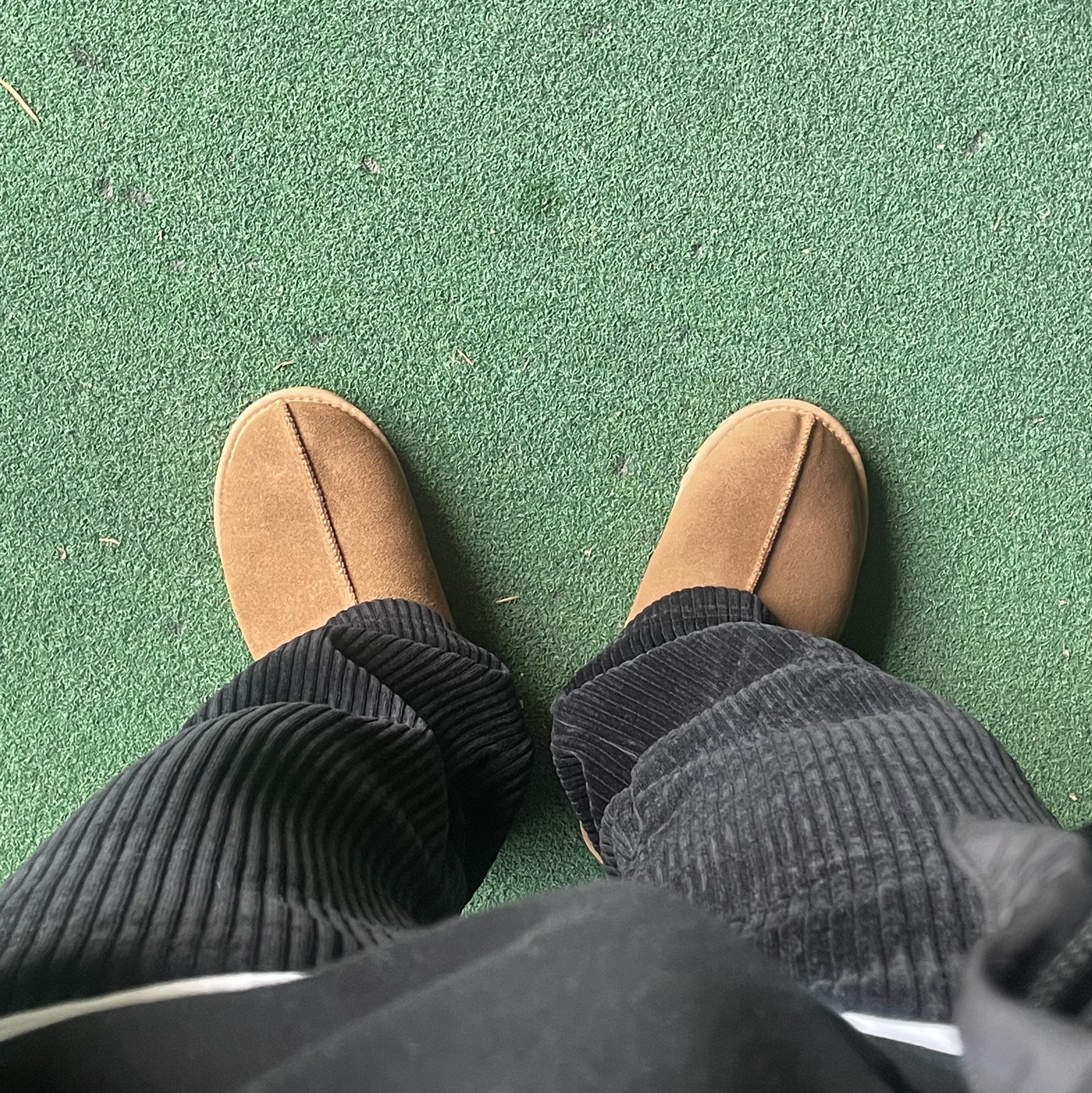 UGG Tasman Slipper Chestnut 착용 스타일