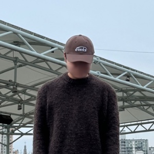 Emis New Logo Emis Cap Brown 착용 스타일 - 2