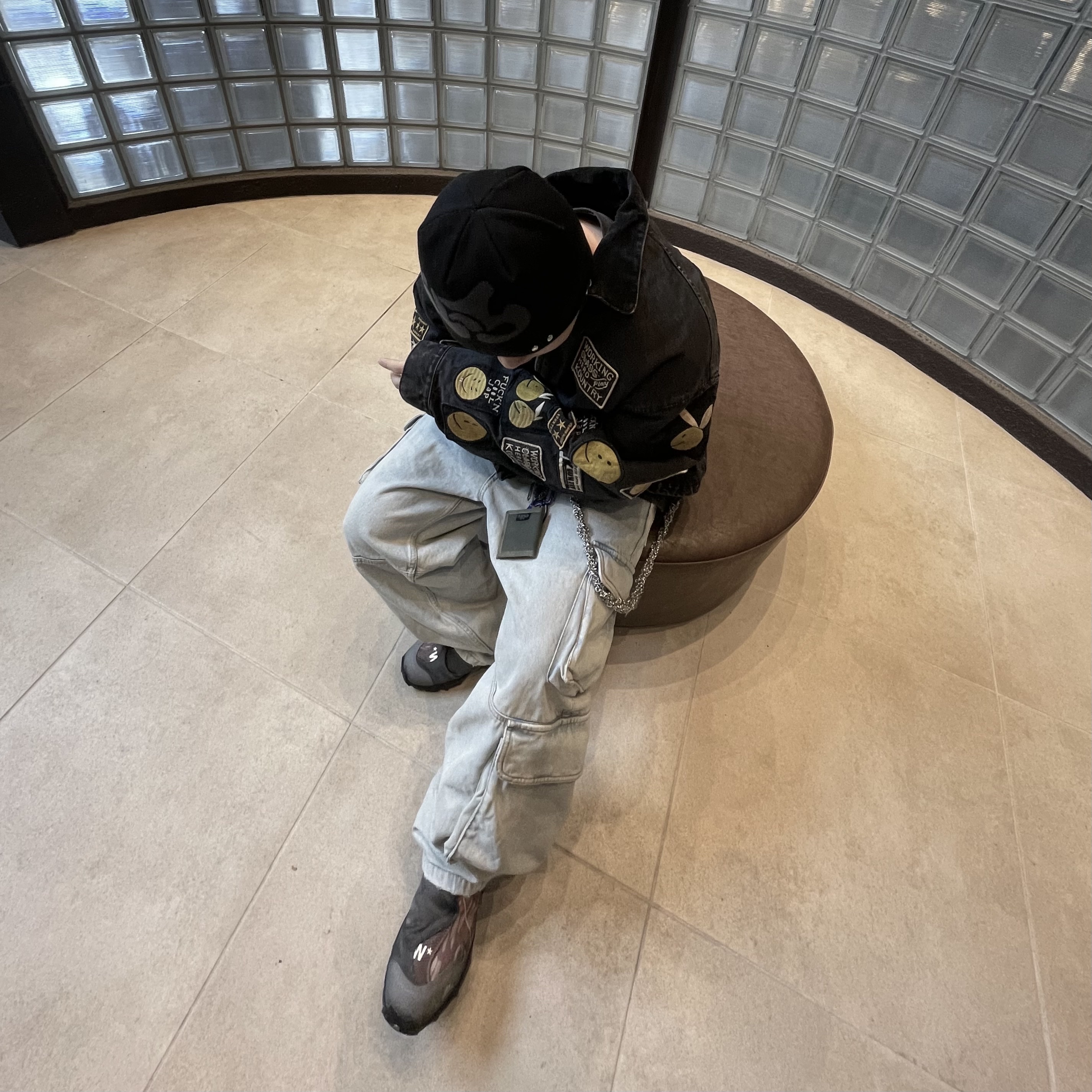 Kapital 14 oz. Black X Black Denim T-Back Drizzler Jacket Anarchy Rainbowy Remake Black, Zara Utility Cargo Jeans Blue 착용 스타일 - 1