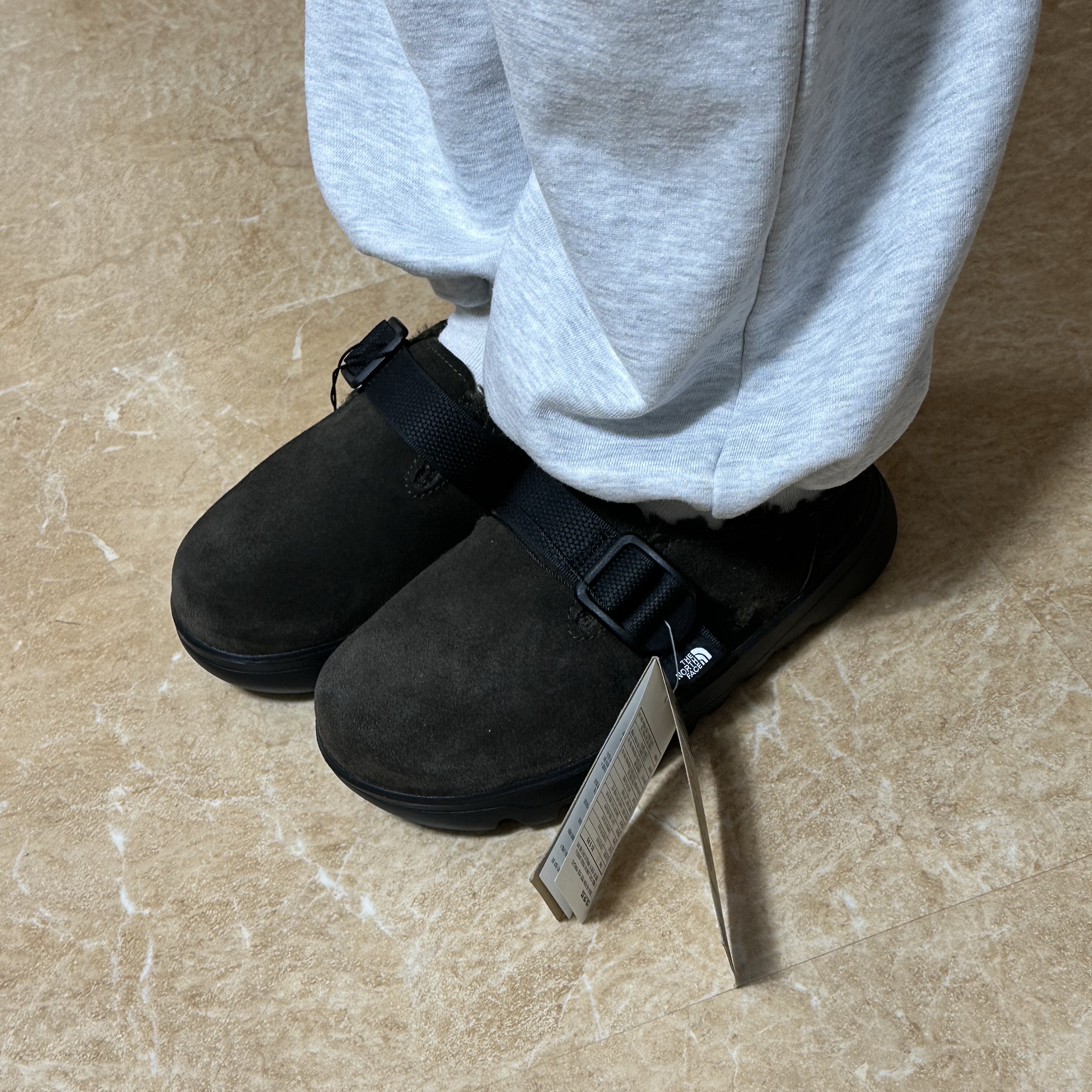 The North Face Buckle Mule Dark Brown 착용 스타일 - 3