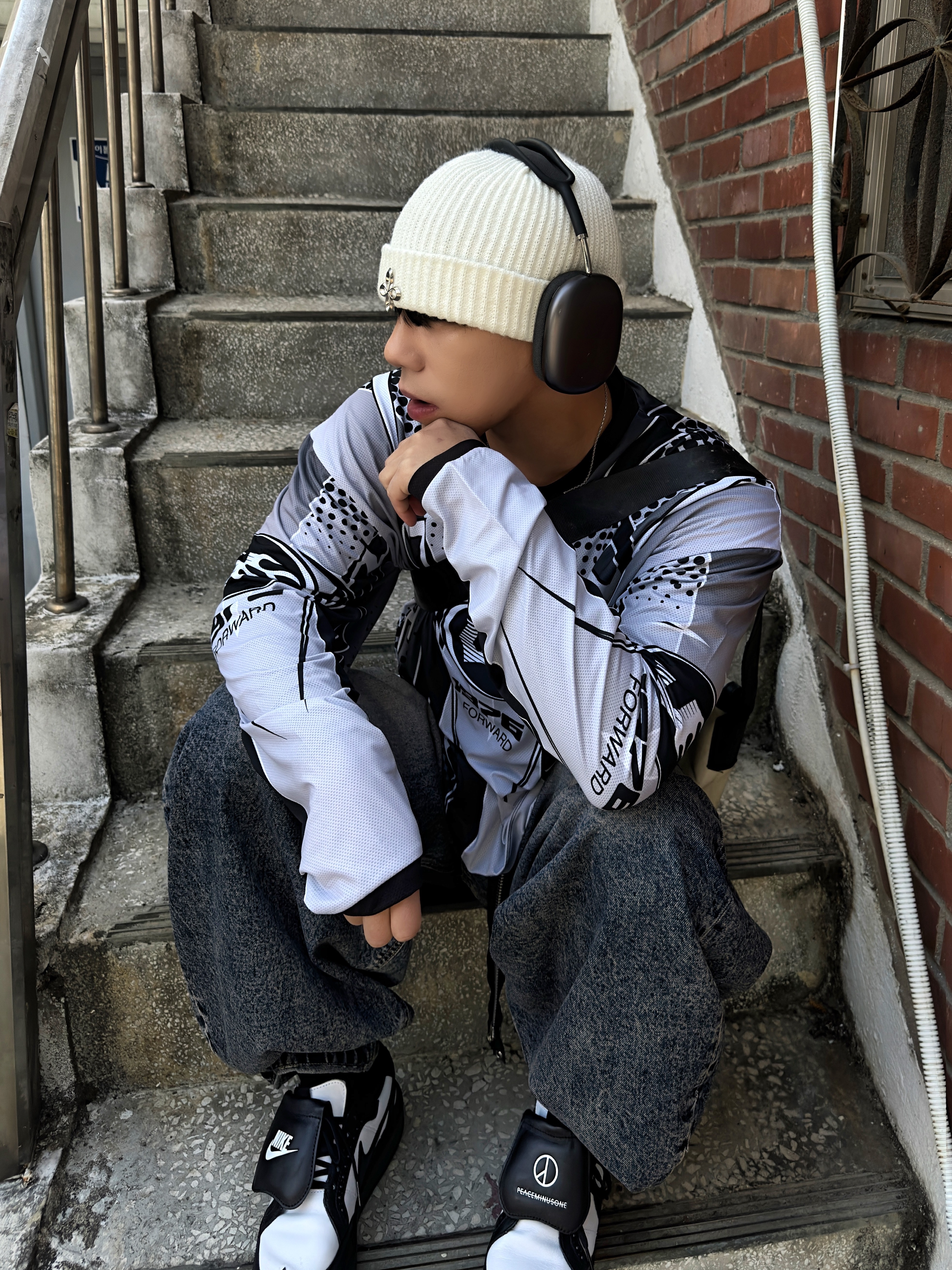 Surgery Clover Logo Beanie Ver.2 White 착용 스타일 - 2
