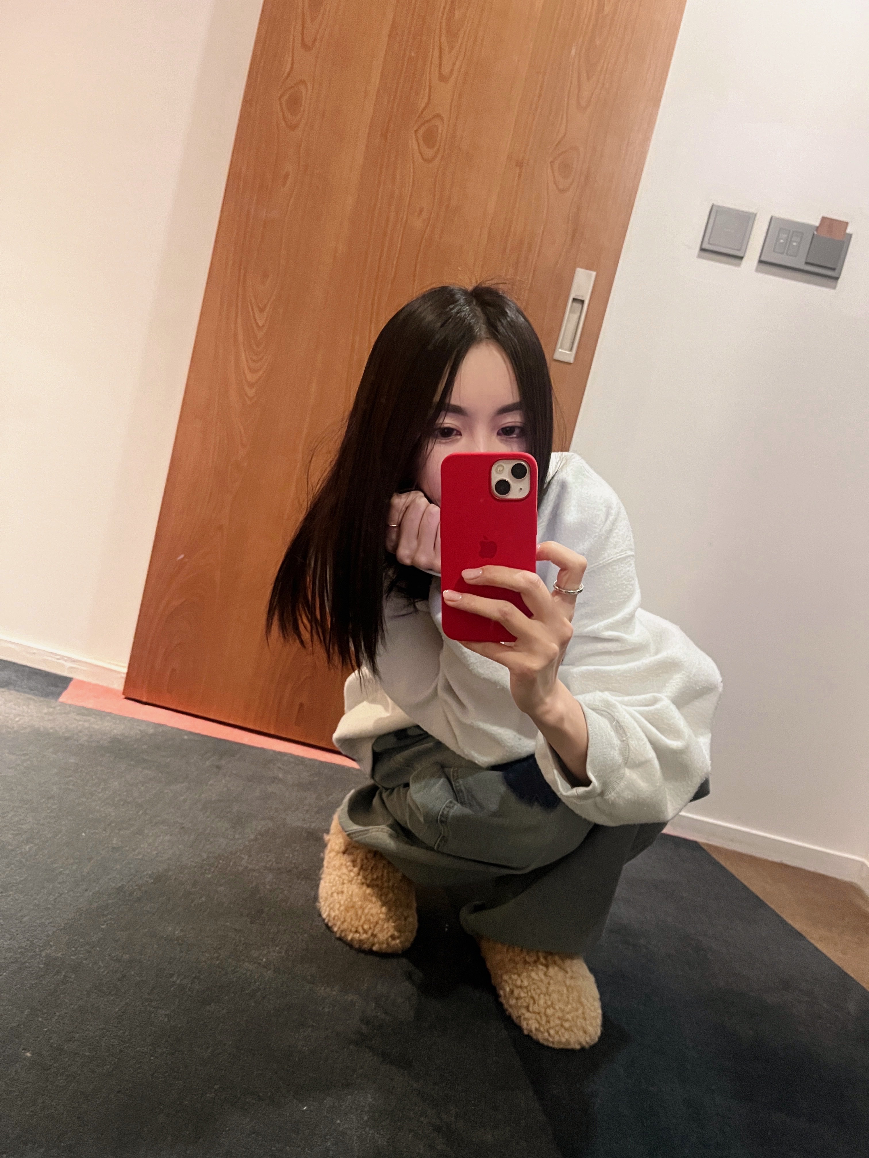 Supreme Inside Out Crewneck Ash Grey - 23FW, (W) UGG Maxi Curly Slide Sand 착용 스타일 - 1