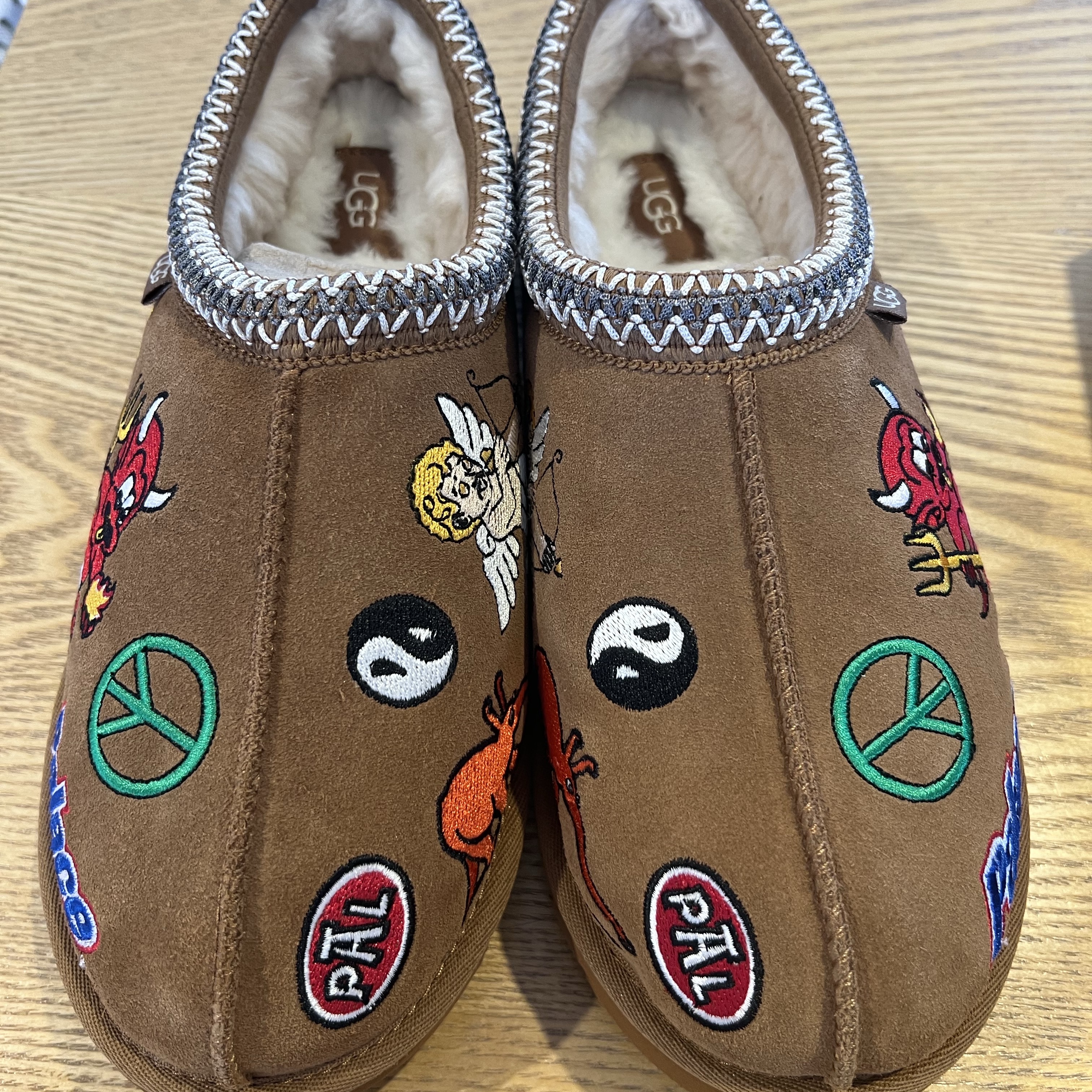 UGG x Palace Tasman Slipper Chestnut 착용 스타일