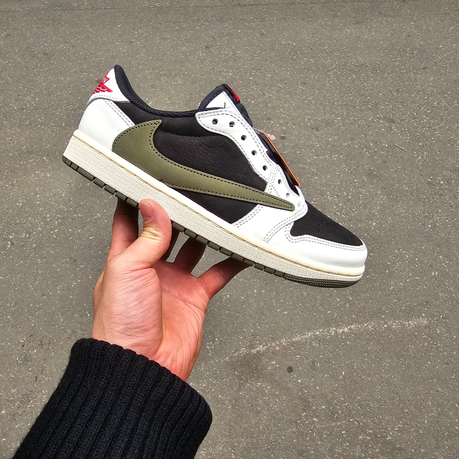(W) Jordan 1 x Travis Scott Retro Low OG SP Medium Olive 착용 스타일 - 2