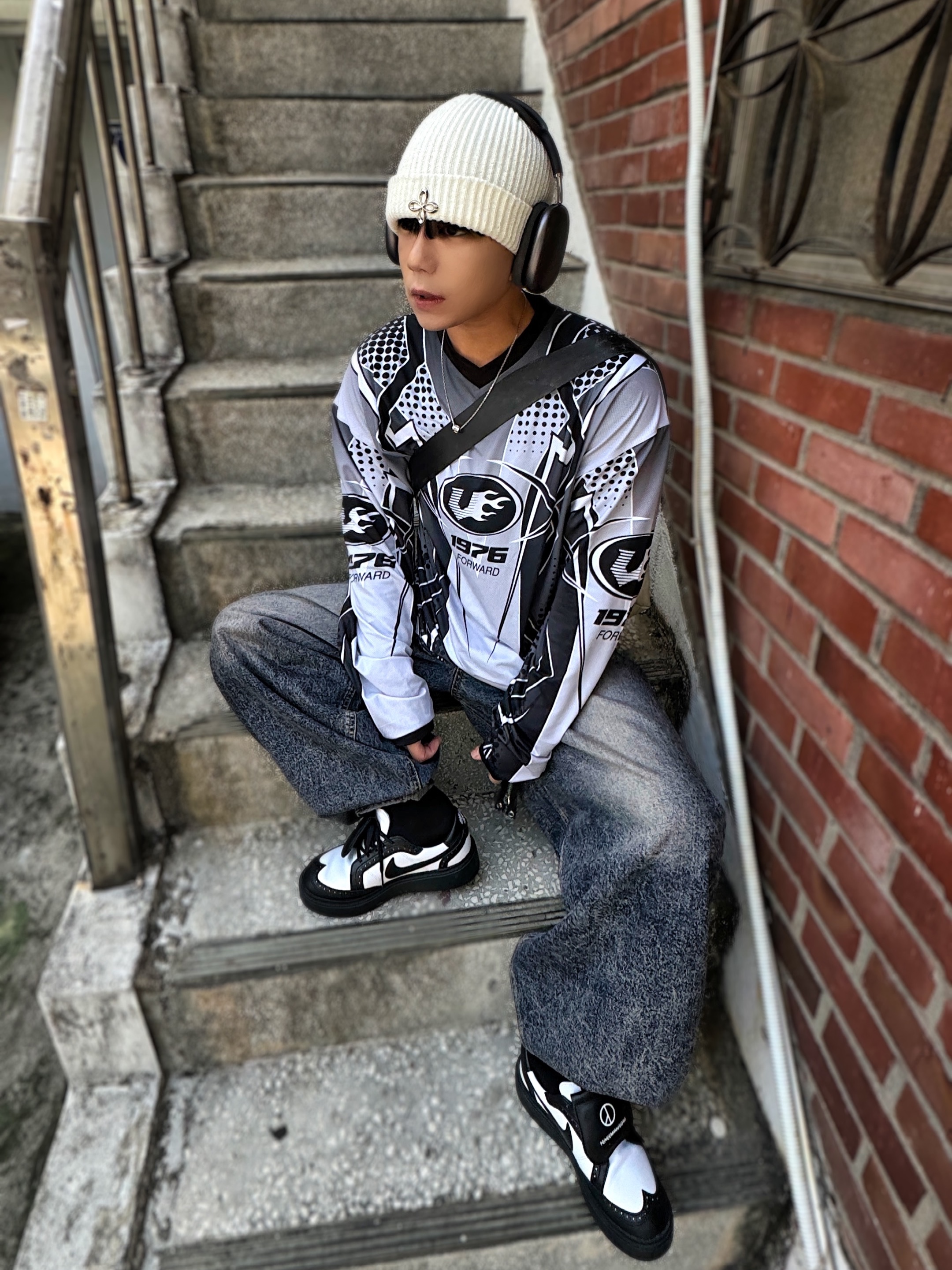 Surgery Clover Logo Beanie Ver.2 White 착용 스타일 - 4
