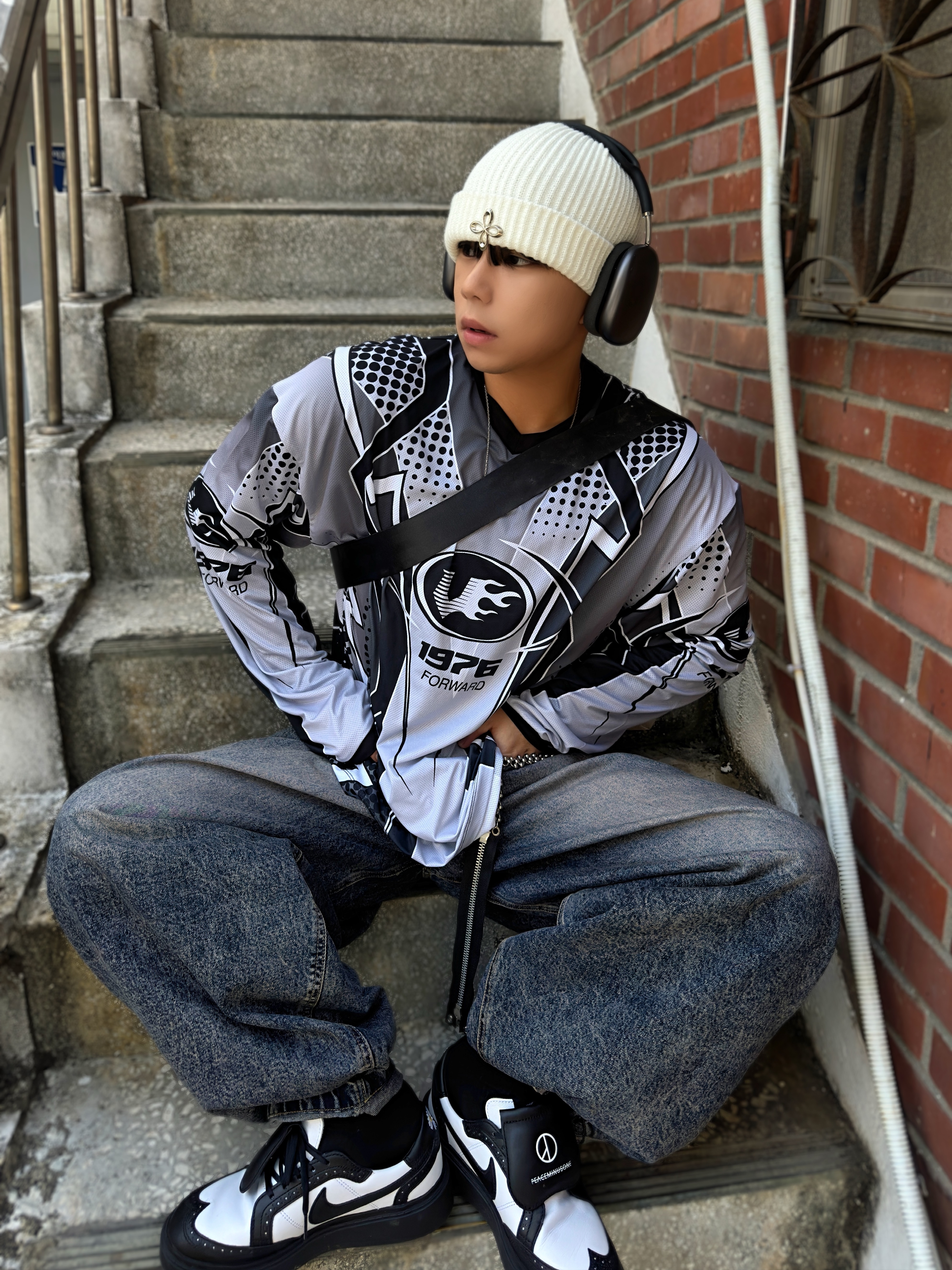Surgery Clover Logo Beanie Ver.2 White 착용 스타일 - 3