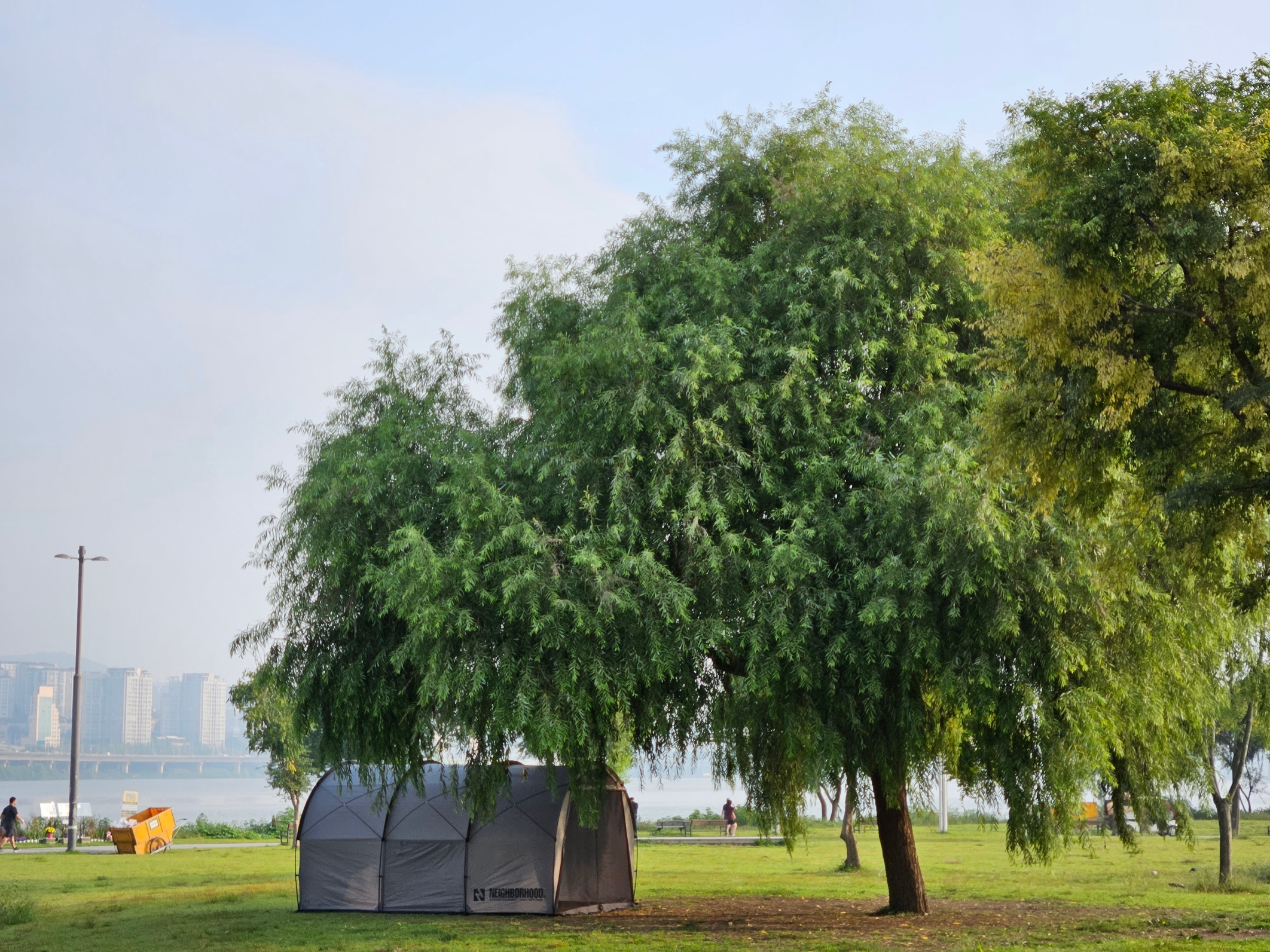 Helinox x Neighborhood Field Tunnel 4.35 Hangar Gray 착용 스타일 - 2