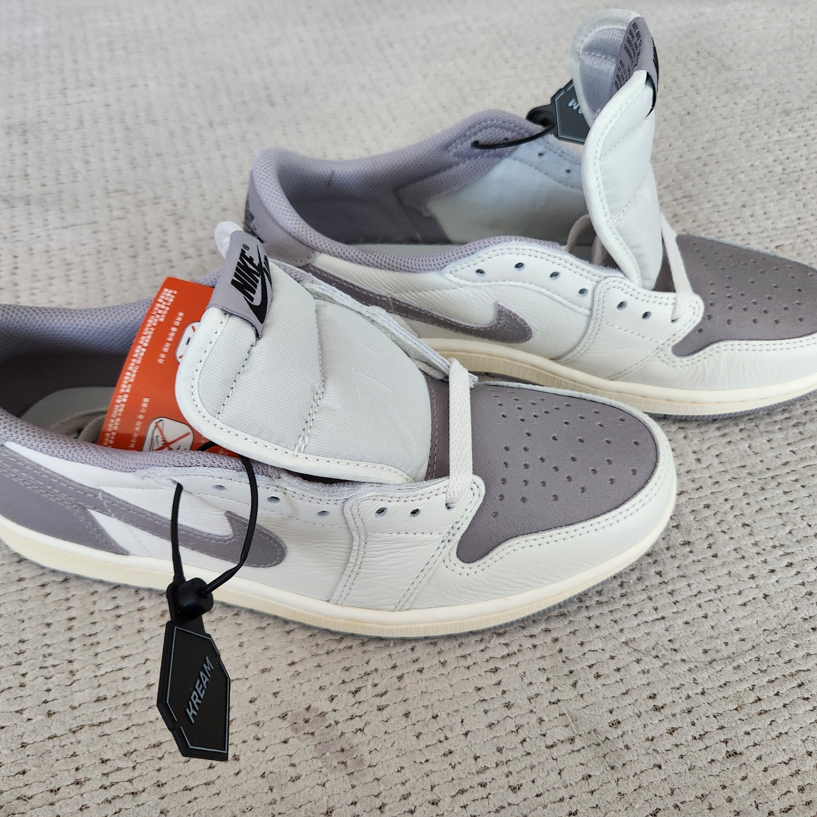 Jordan 1 Retro Low OG Atmosphere Grey 착용 스타일 - 2