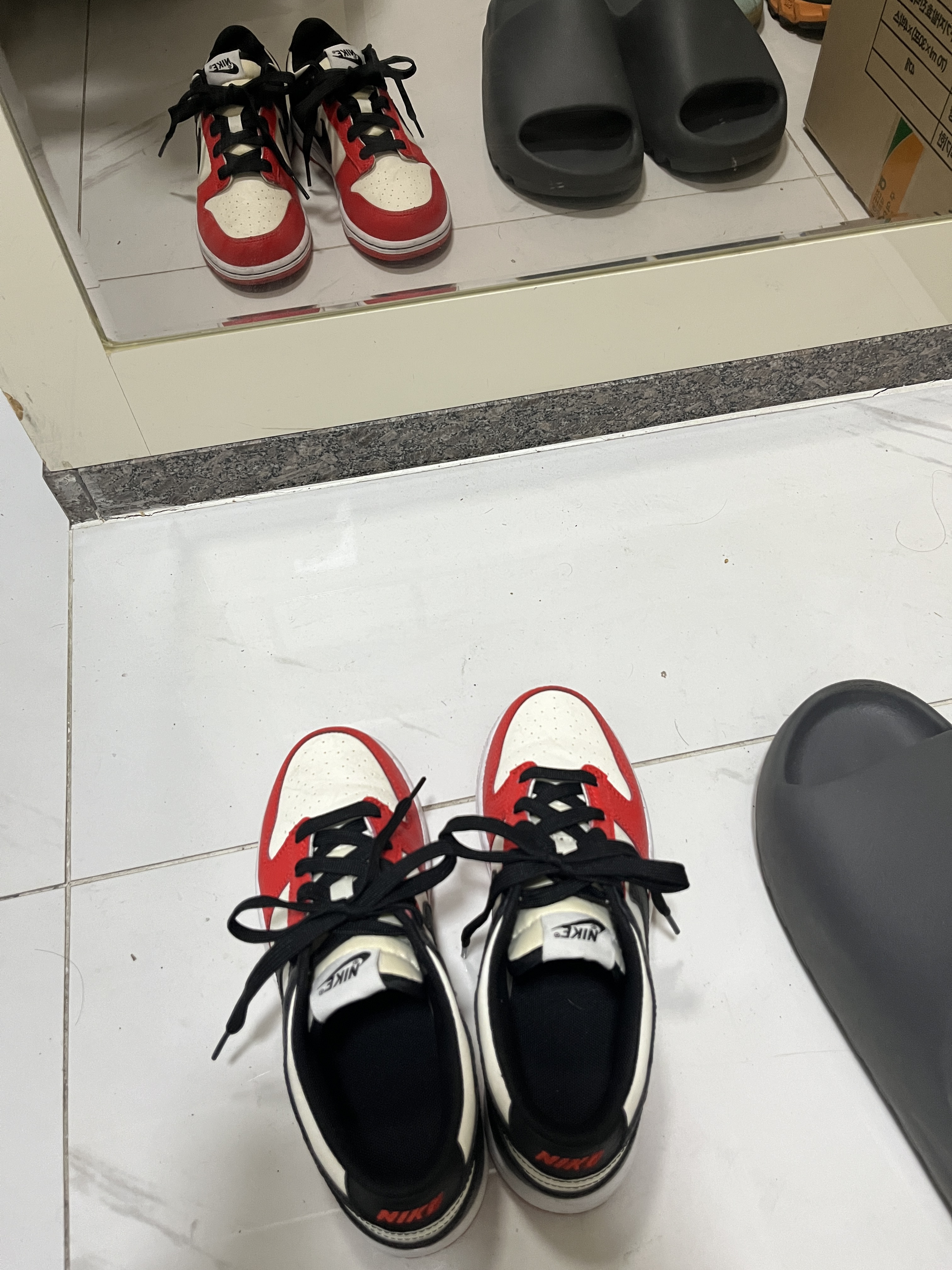 (PS) Nike x NBA Dunk Low Black and Chile Red 착용 스타일 - 3