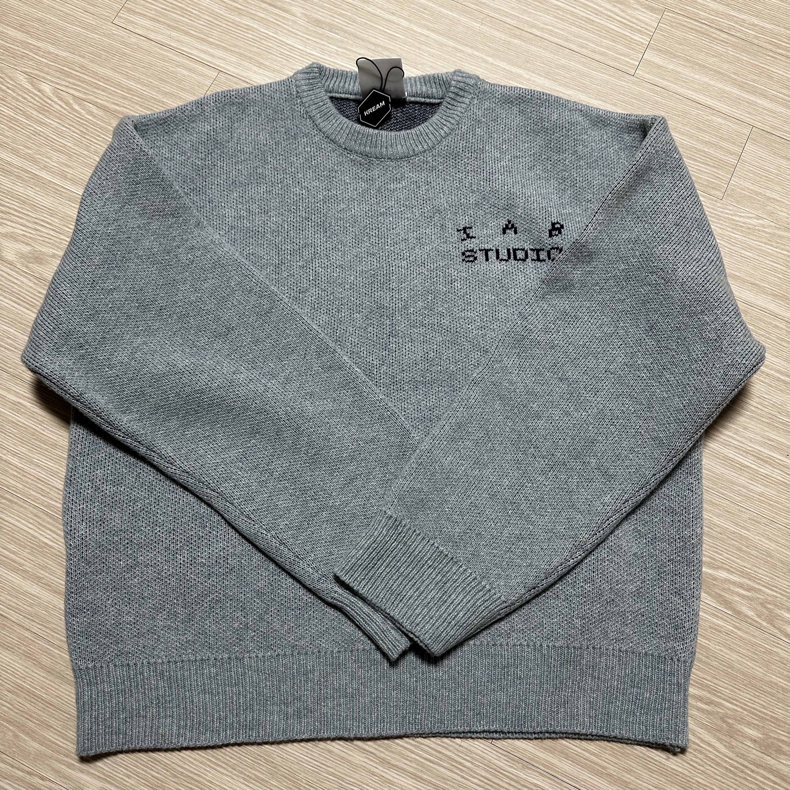 IAB Studio Knit Steel Blue 착용 스타일