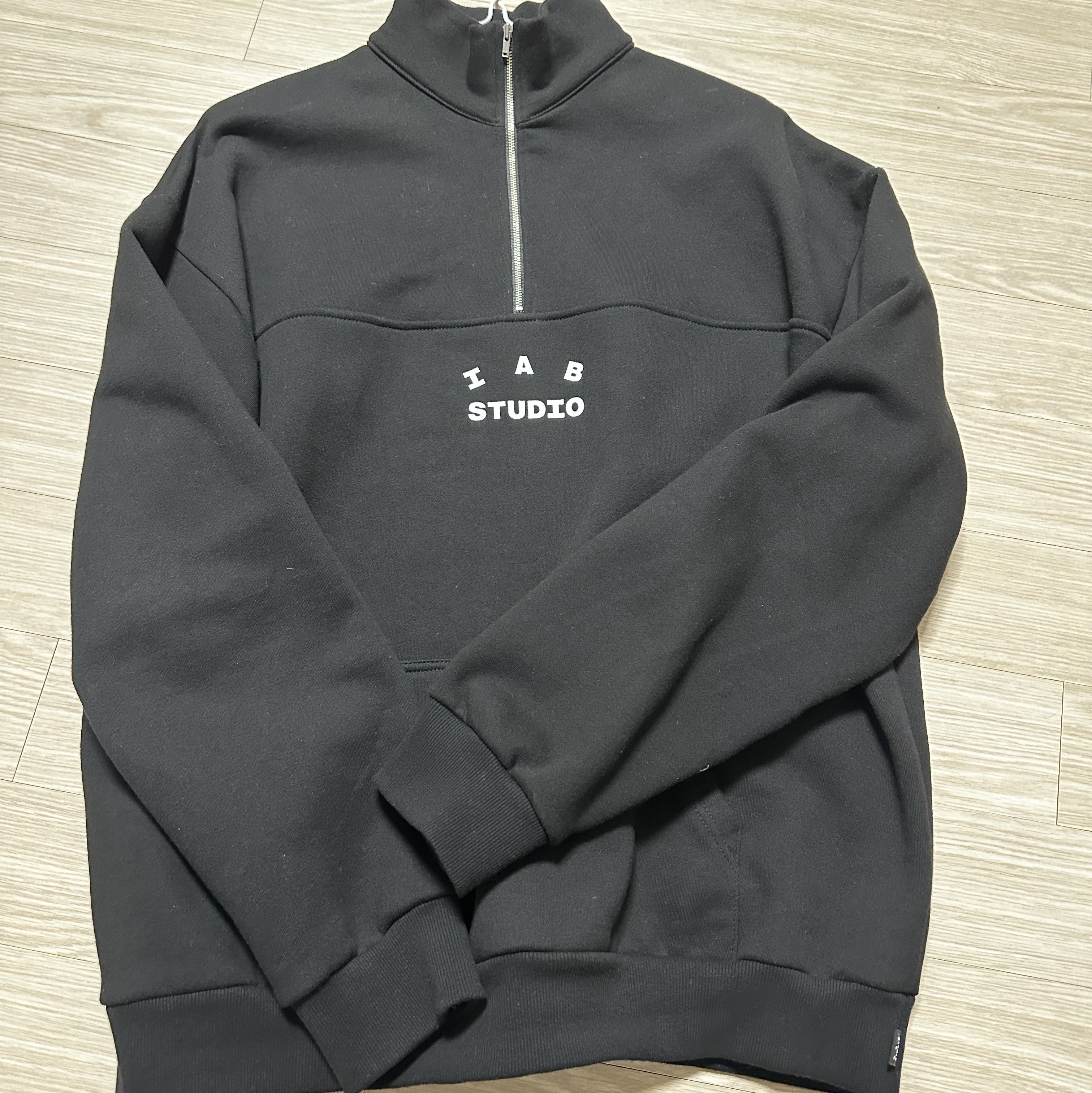 IAB Studio Half Zip-Up Black White 착용 스타일