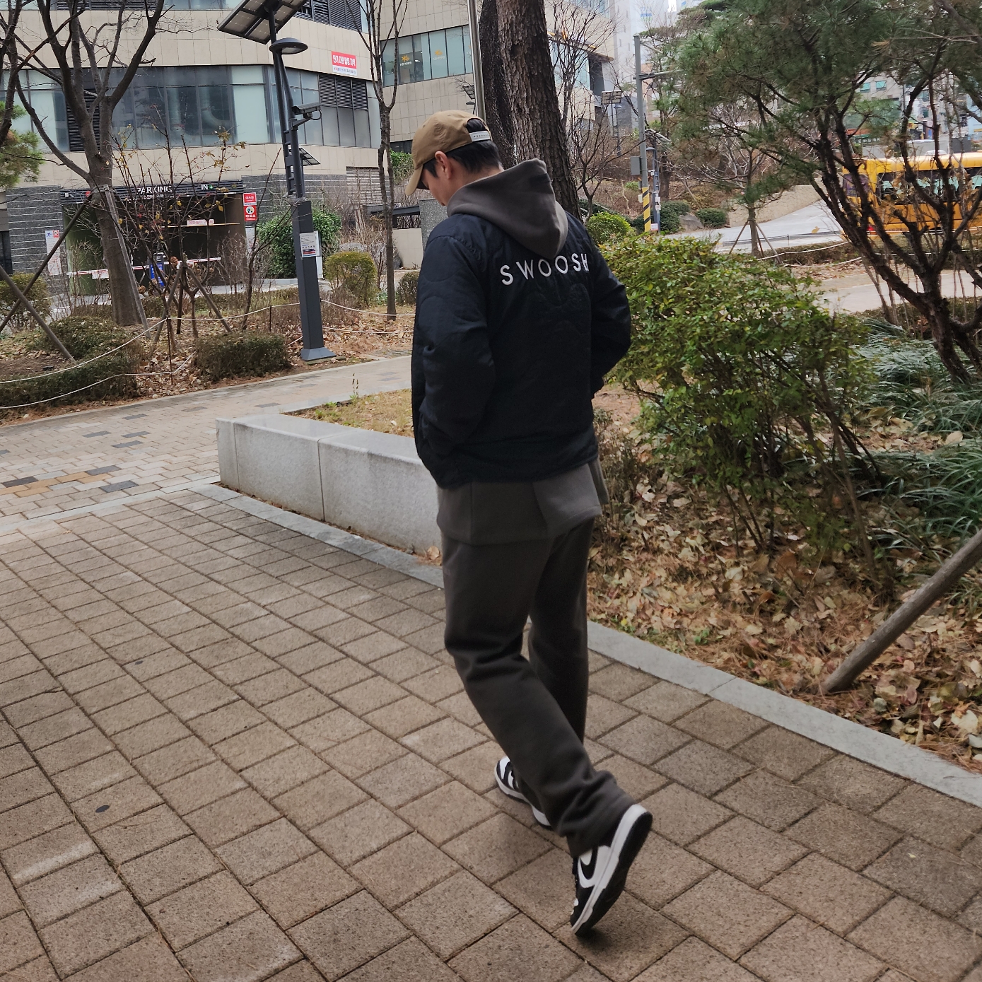 Nike ACG Heritage 86 Cap Hazel Rush, Essentials Relaxed Hoodie Off Black - 23SS 착용 스타일 - 2