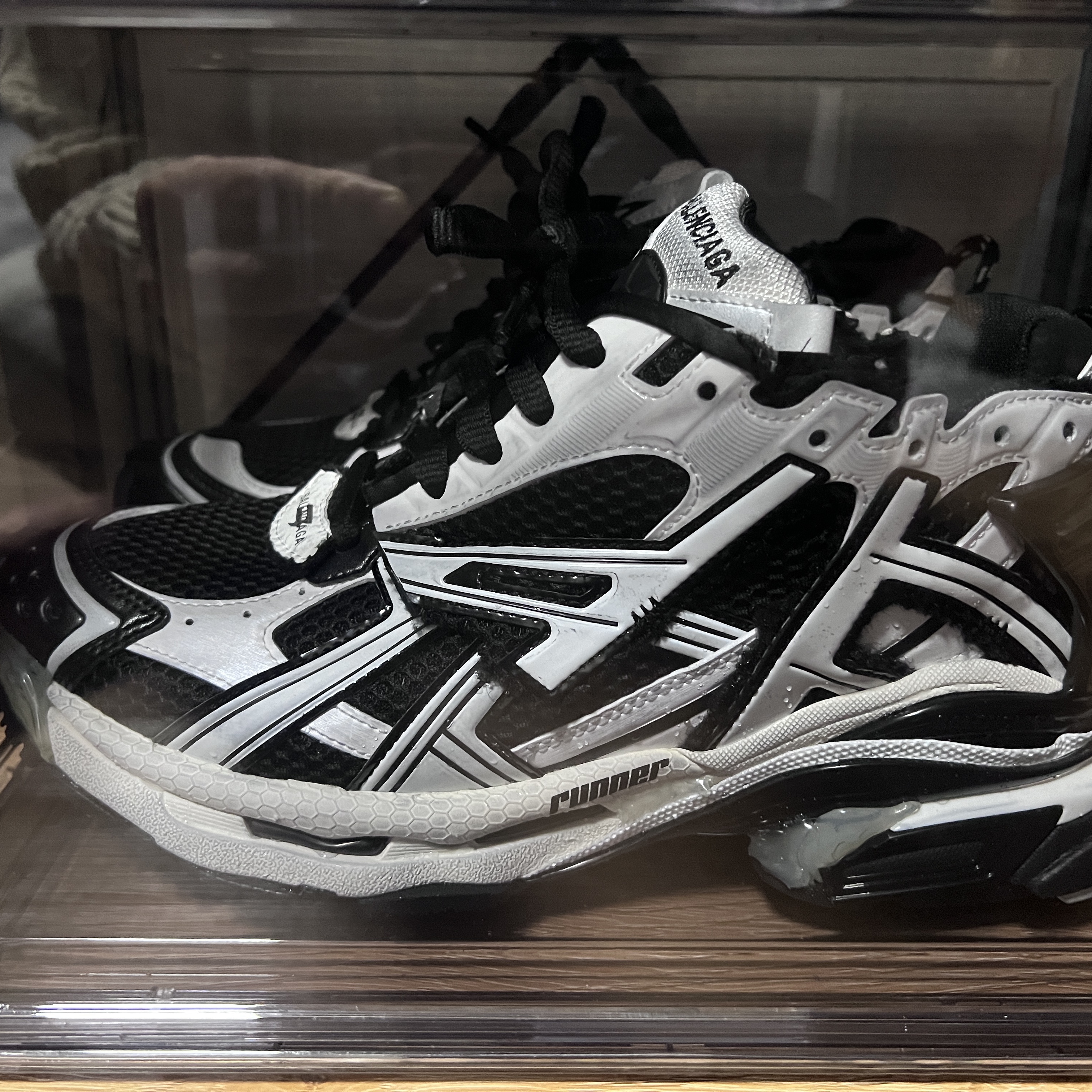 Balenciaga Runner Sneakers Black White 착용 스타일
