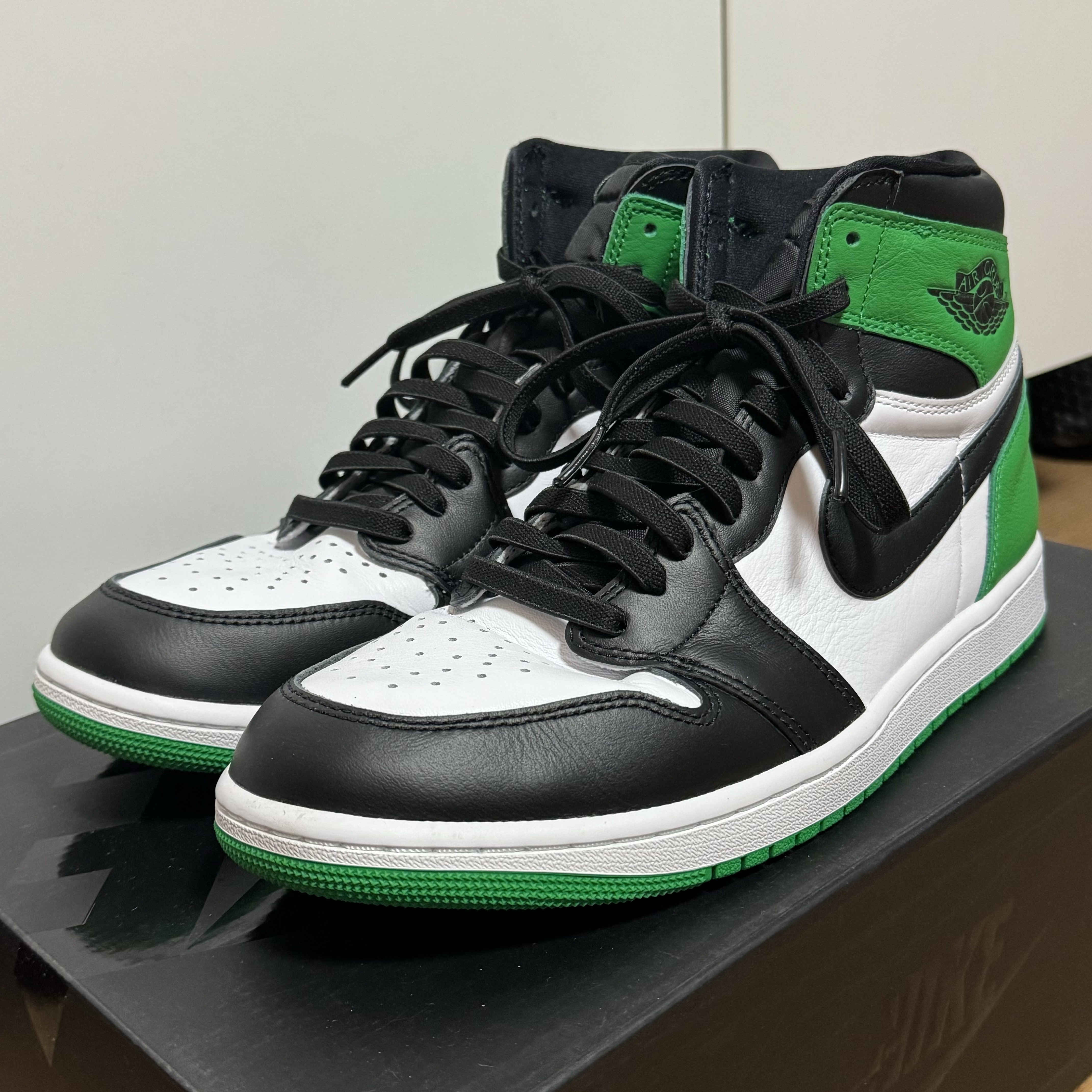 Jordan 1 Retro High OG Black and Lucky Green 착용 스타일