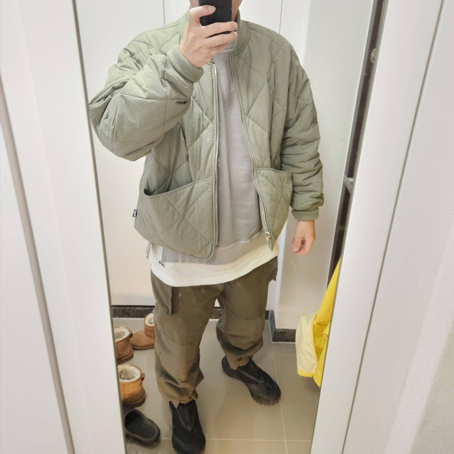 Stussy Dice Quilted Liner Jacket Olive, Nike ACG Mountain Fly Gore-Tex Black and Dark Grey 착용 스타일