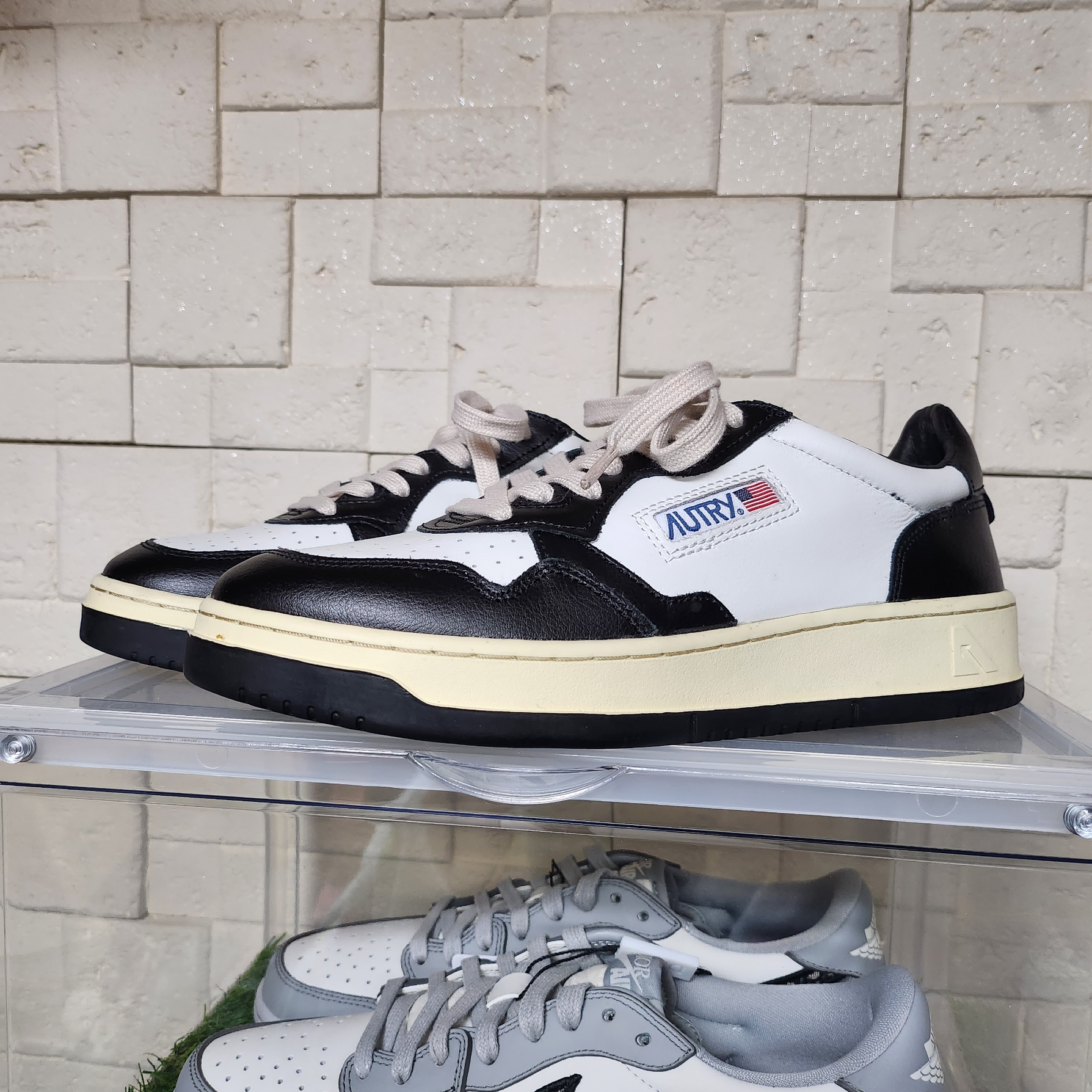 Autry Medalist Low Leather Sneakers Black White 착용 스타일