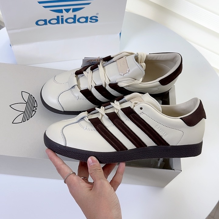 Adidas x Foot Industry Gazelle Cream White Dark Brown 착용 스타일 - 3