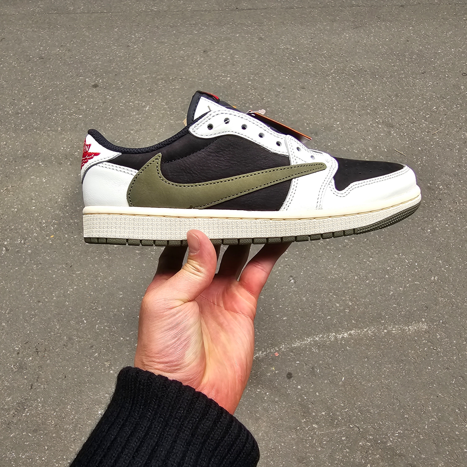 (W) Jordan 1 x Travis Scott Retro Low OG SP Medium Olive 착용 스타일 - 3