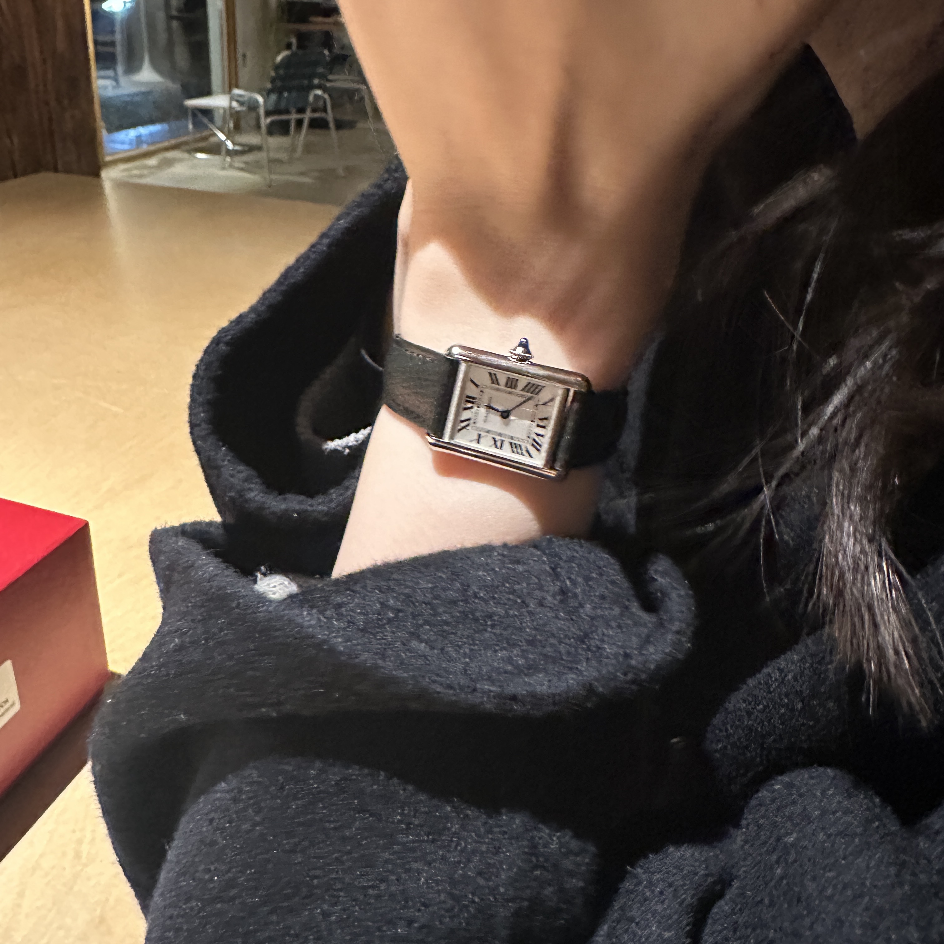 Cartier Tank Must Watch Small Quartz Steel Calfskin Black 착용 스타일 - 1