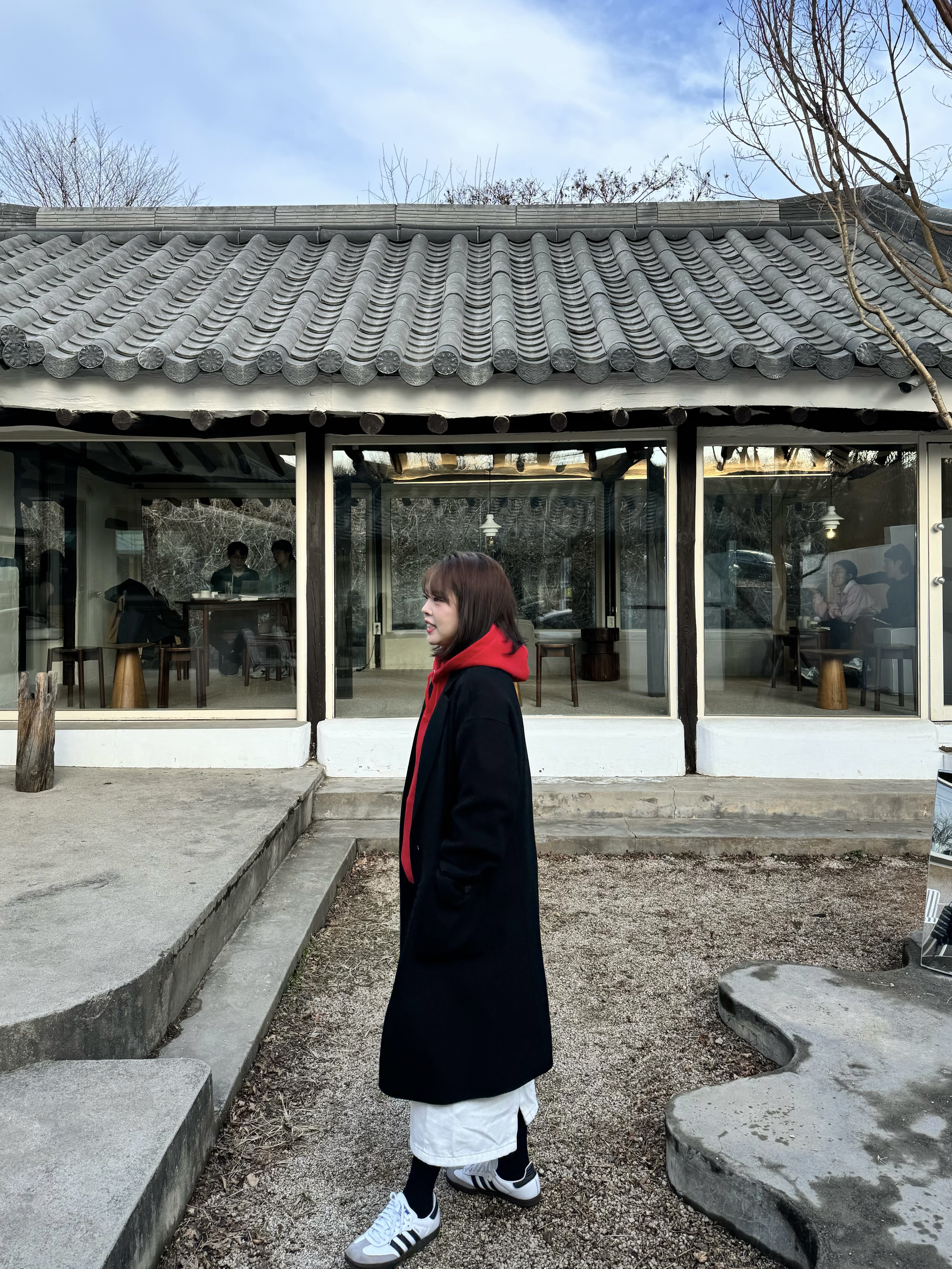 Supreme Catwoman Hooded Sweatshirt Red - 23FW, Adidas Samba OG Cloud White 착용 스타일 - 3