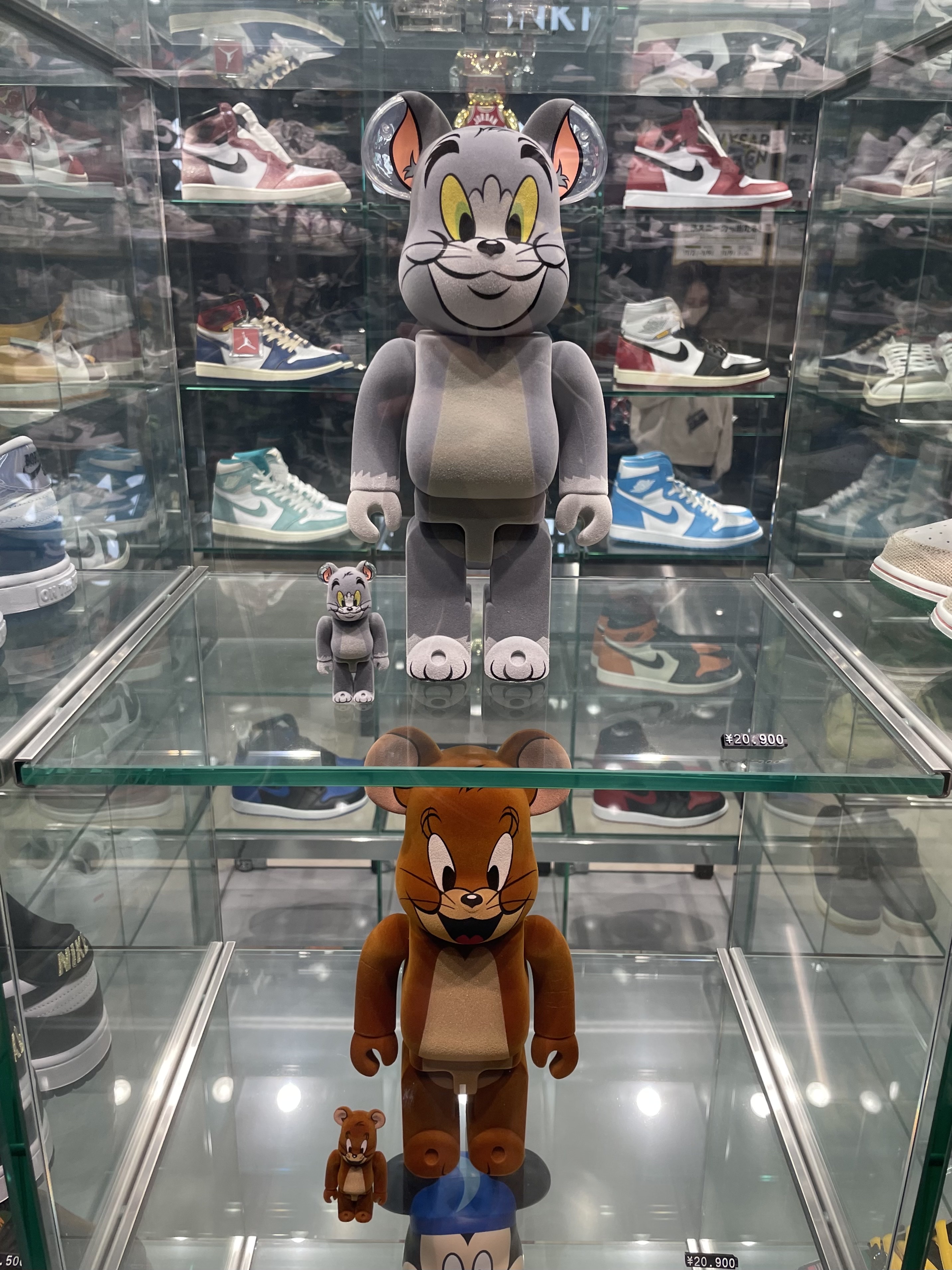 Bearbrick Tom & Jerry 2 Pack 100%, Bearbrick x Tom and Jerry in Hogwarts House Robes 100% & 400% Set (Set of 2) 착용 스타일
