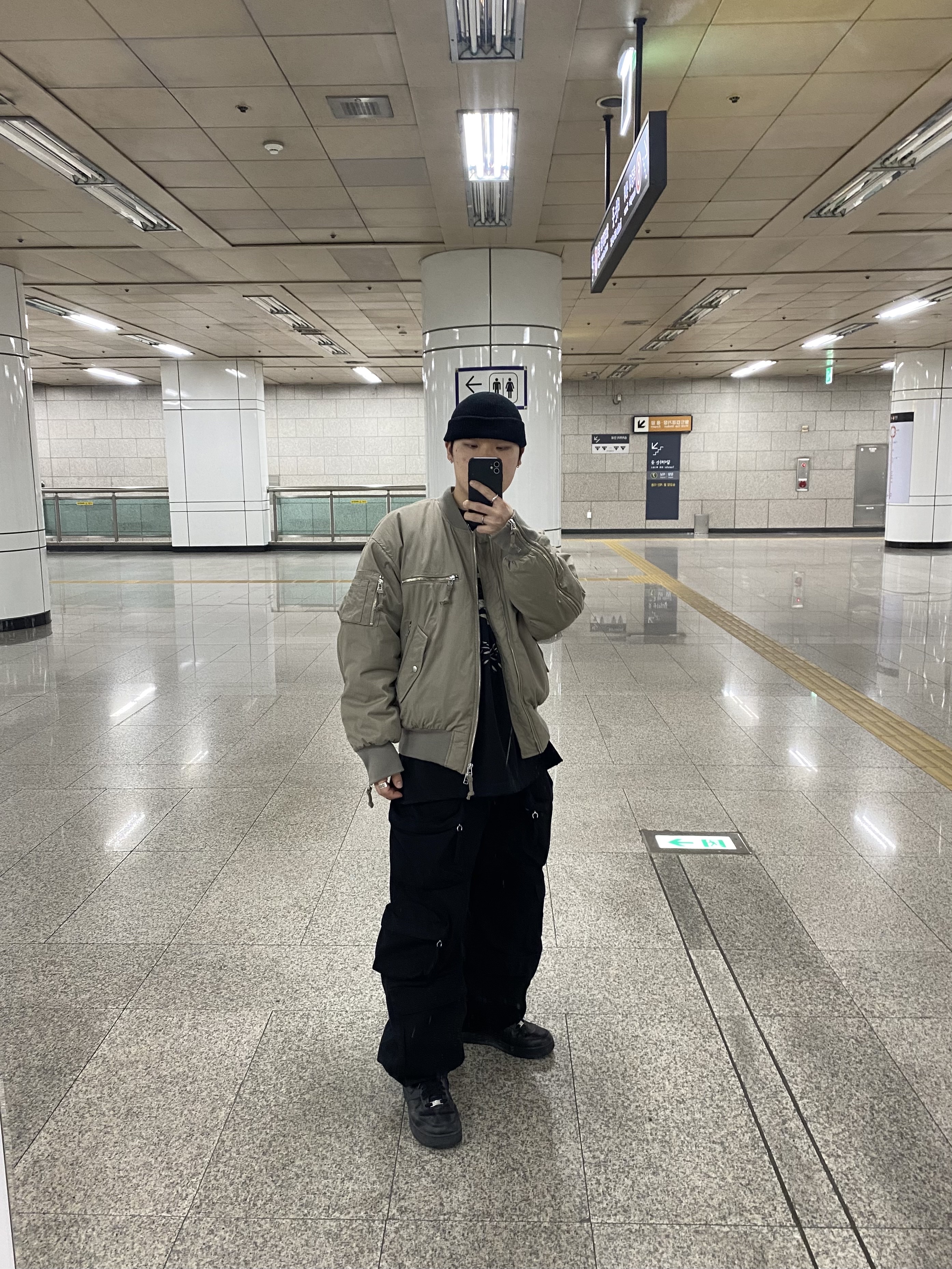 Grailz Multi Zipper Bomber Jacket Taupe, Nike x Supreme Air Force 1 Low Black 착용 스타일 - 1