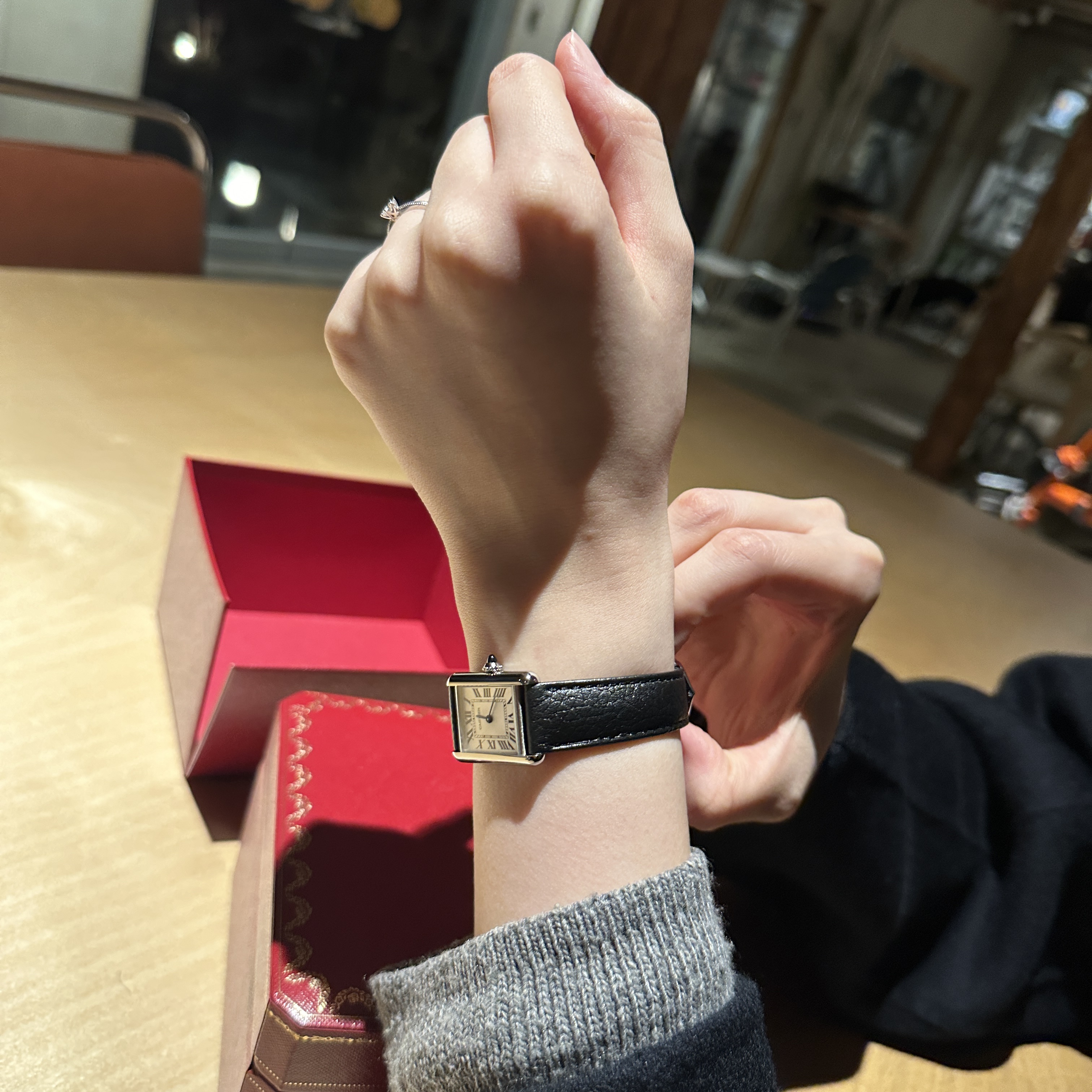 Cartier Tank Must Watch Small Quartz Steel Calfskin Black 착용 스타일 - 2
