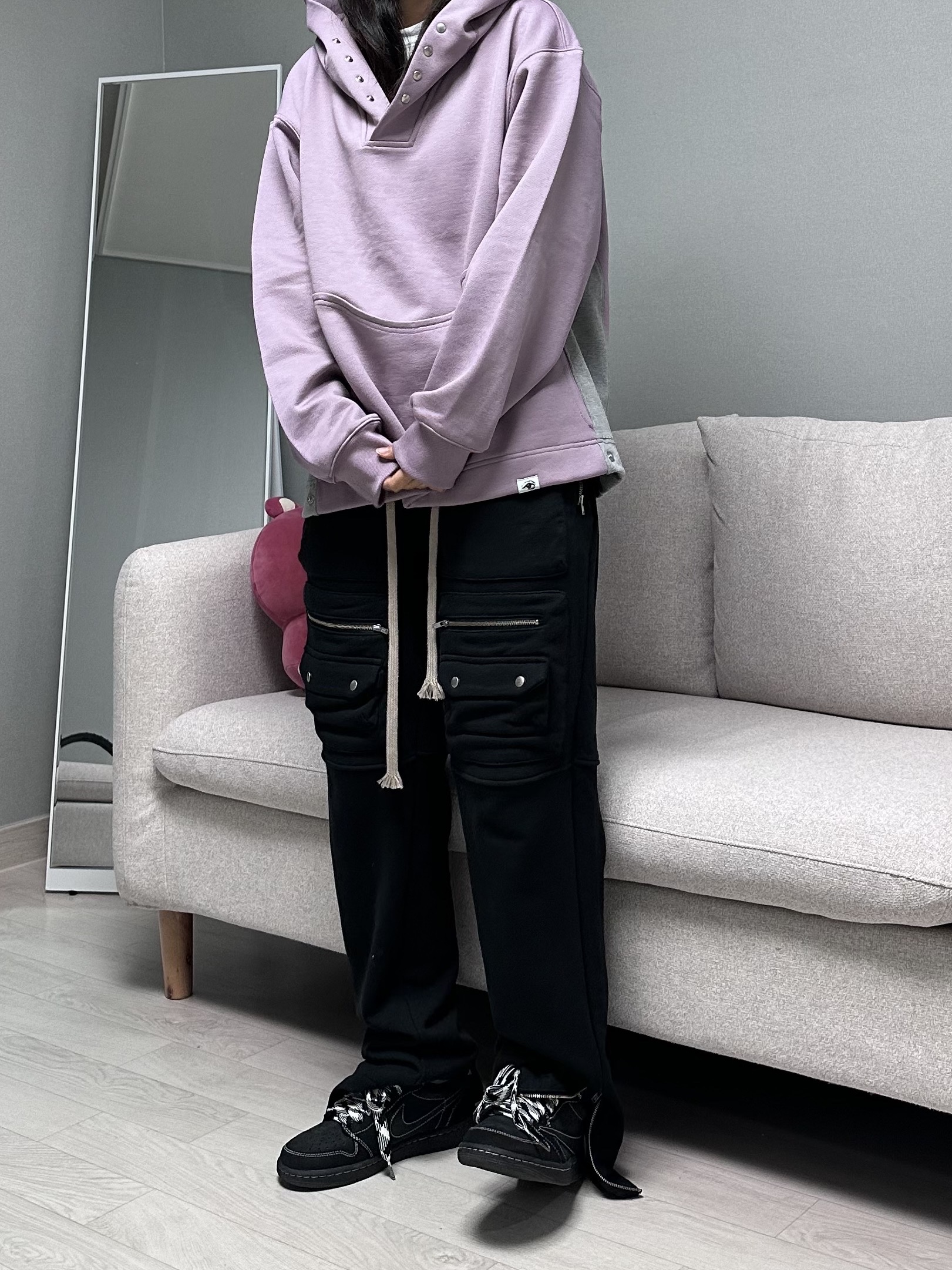 Traktat Open Book Hoodie Indie Pink, Jordan 1 x Travis Scott Retro Low OG SP Black Phantom 착용 스타일 - 3