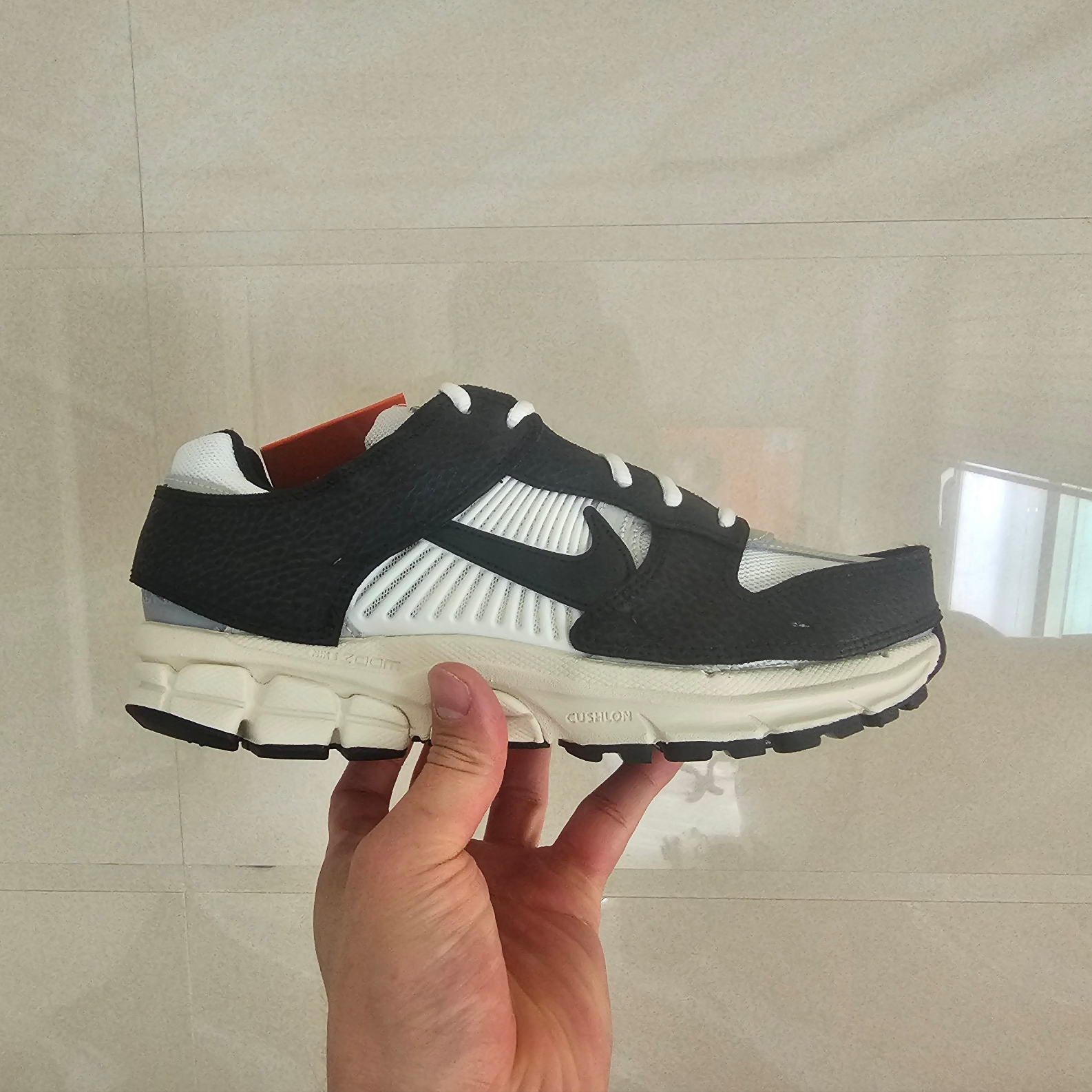 (W) Nike Zoom Vomero 5 Wolf Grey and Black 착용 스타일 - 3