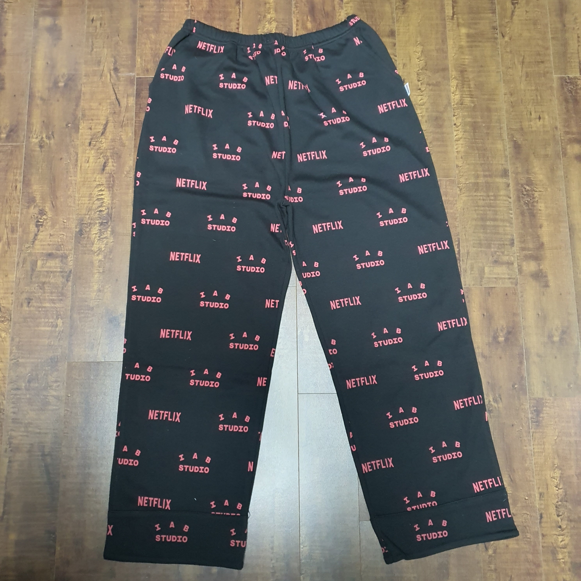 IAB Studio x Netflix Pajama Cushion Cover Set Black 착용 스타일 - 2
