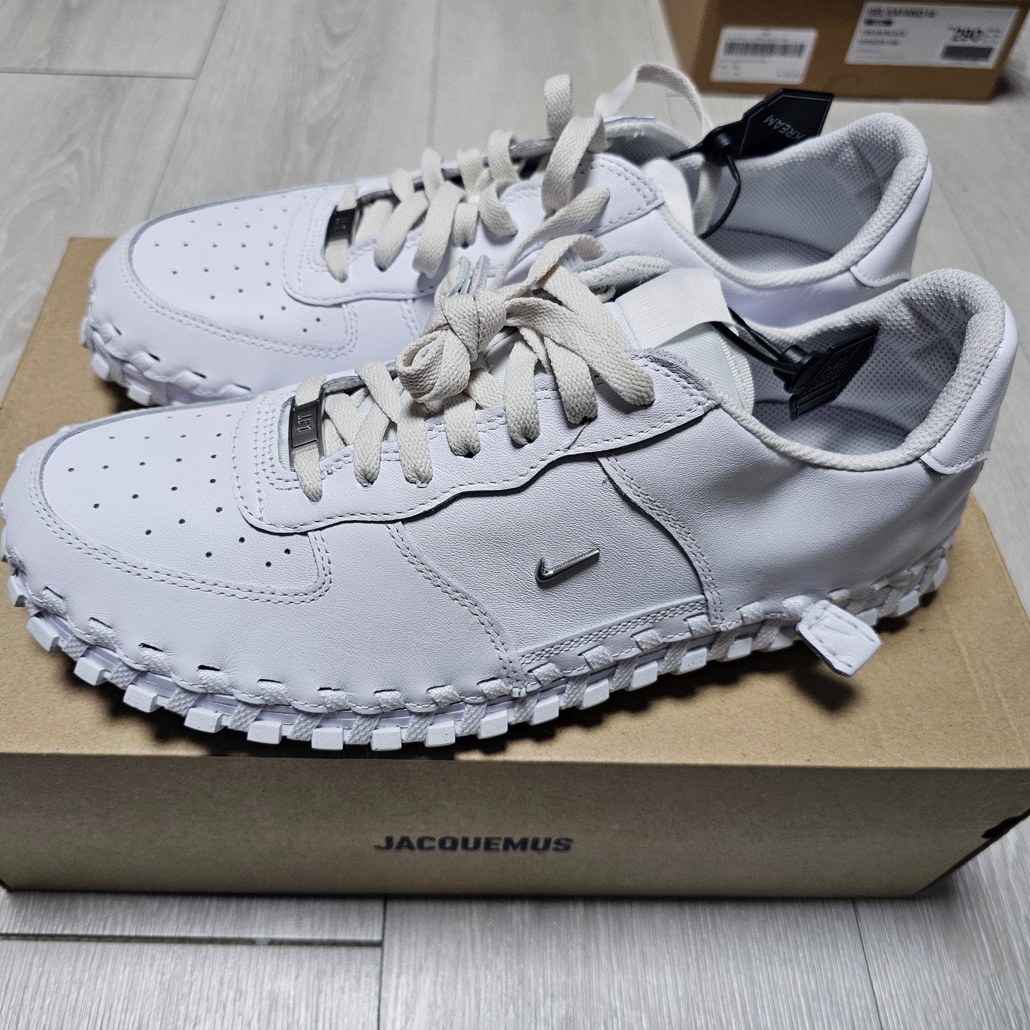 Nike x Jacquemus J Force 1 Low LX SP White, Nike Swoosh Rug Black White 착용 스타일 - 1