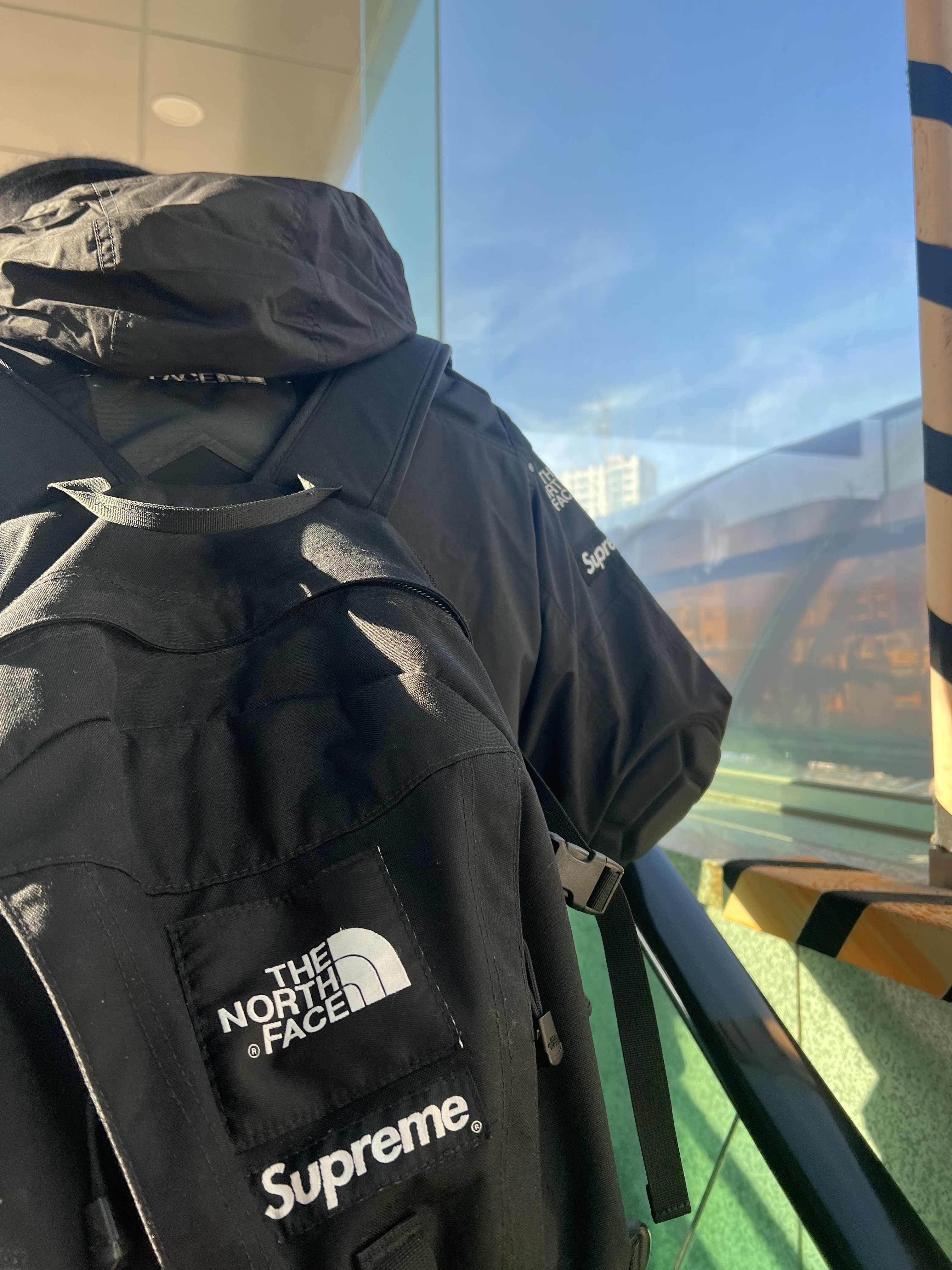Supreme x The North Face Steep Tech Apogee Jacket Black - 22FW, Supreme x The North Face Expedition Backpack Black - 18FW 착용 스타일 - 4