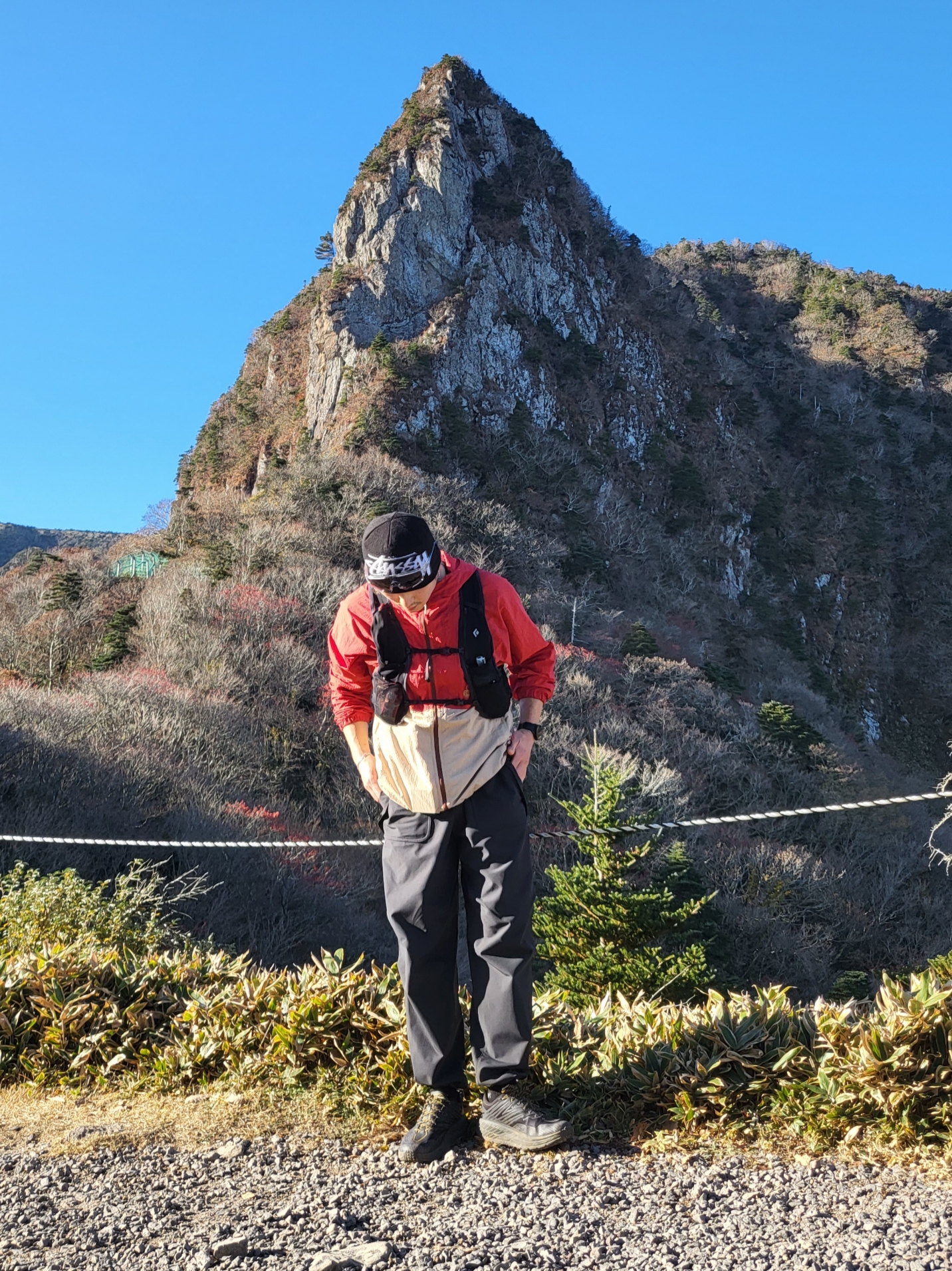 Hoka Speedgoat 4 Gore-Tex Anthracite, New Balance x Cayl Soft Shell Pants Black 착용 스타일