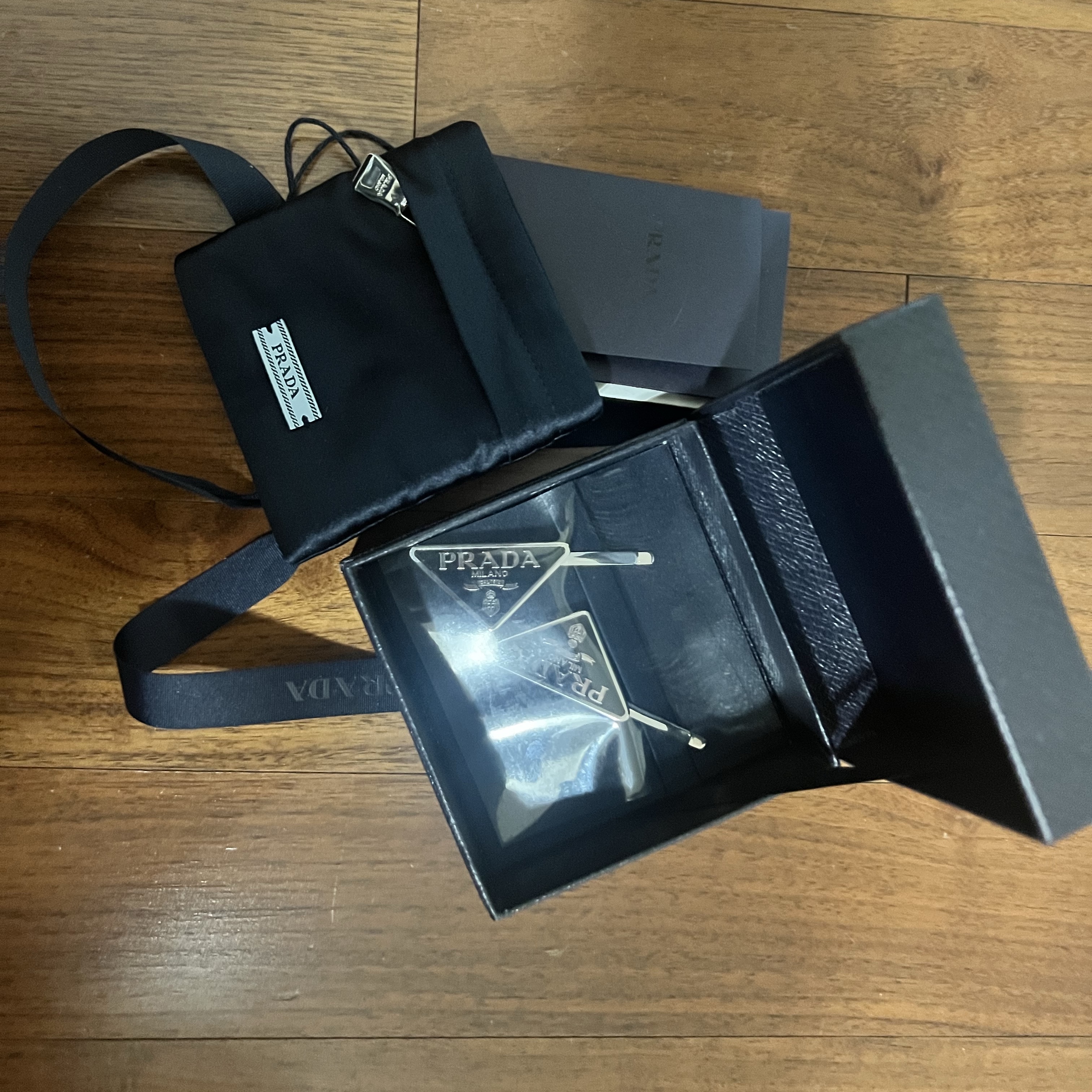 (W) Prada Metal Hair Clips Black 착용 스타일 - 1