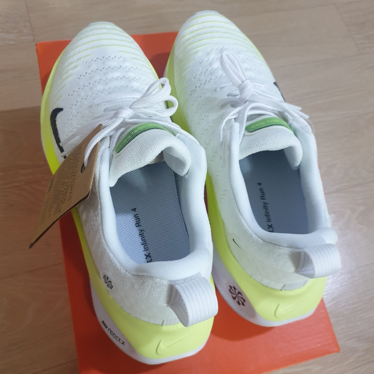 Nike ReactX Infinity Run 4 White Light Lemon Twist 착용 스타일