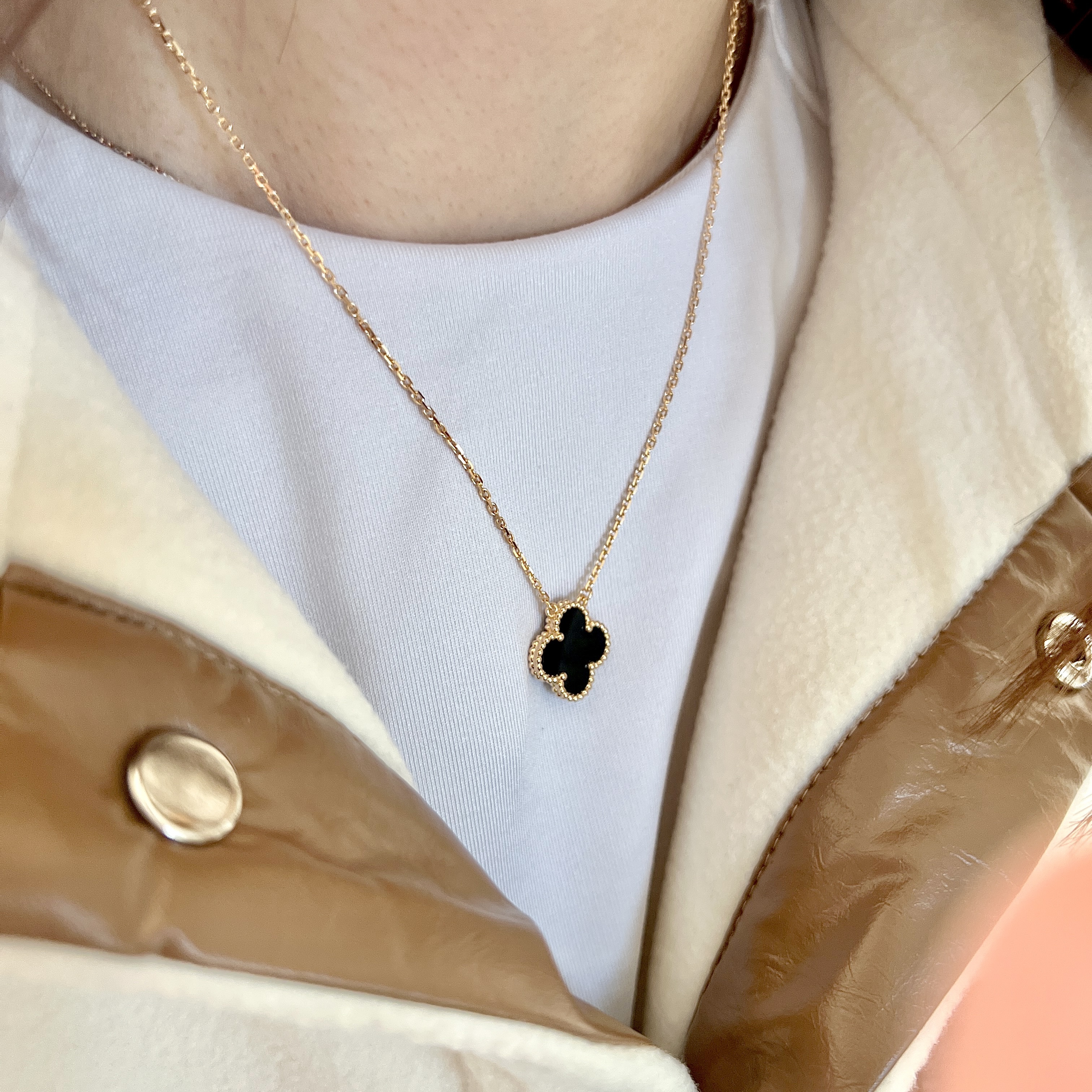 (W) Van Cleef & Arpels Vintage Alhambra Pendant Yellow Gold Onyx 착용 스타일