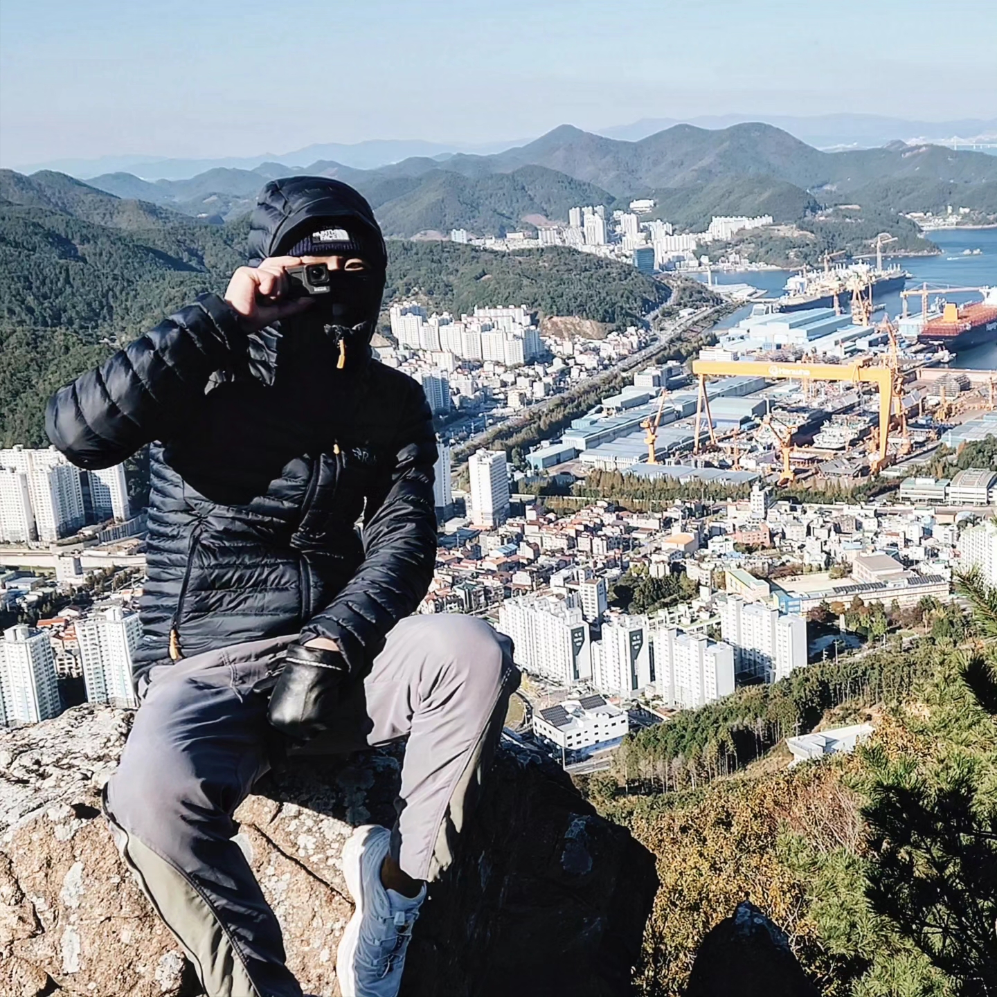 Rab Microlight Alpine Jacket Beluga, The North Face Big Logo Beanie Navy 착용 스타일 - 1